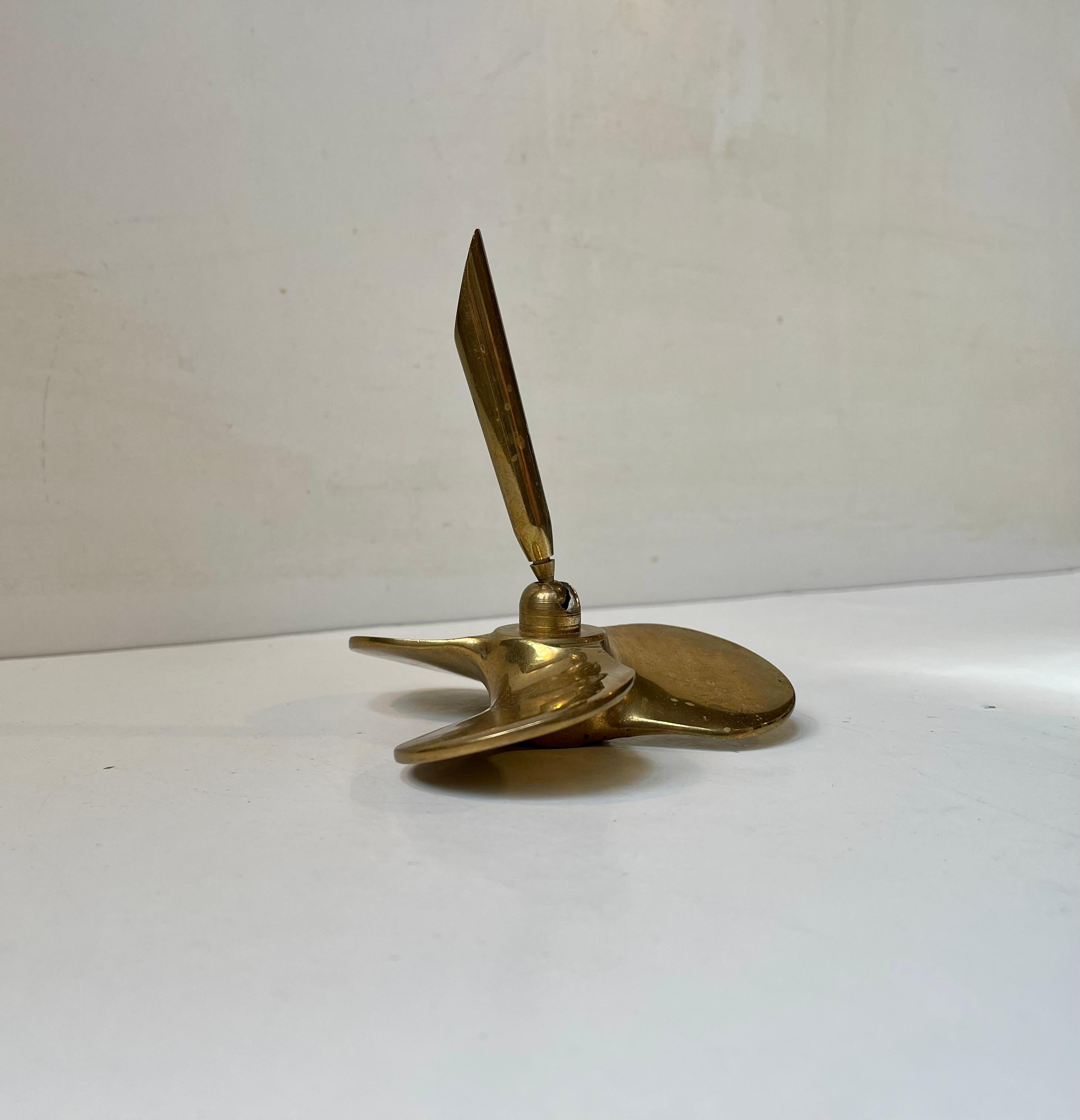 Ein stilvoller nautisch-maritimer Stifthalter aus einer alten Bootsschraube. Alles aus massivem Messing gefertigt. Drehbarer/einstellbarer Halter. Europäisch, wahrscheinlich englisch, hergestellt ca. 1950-60. 

Abmessungen: H 11 cm, B/Tept: 11/11 cm.
