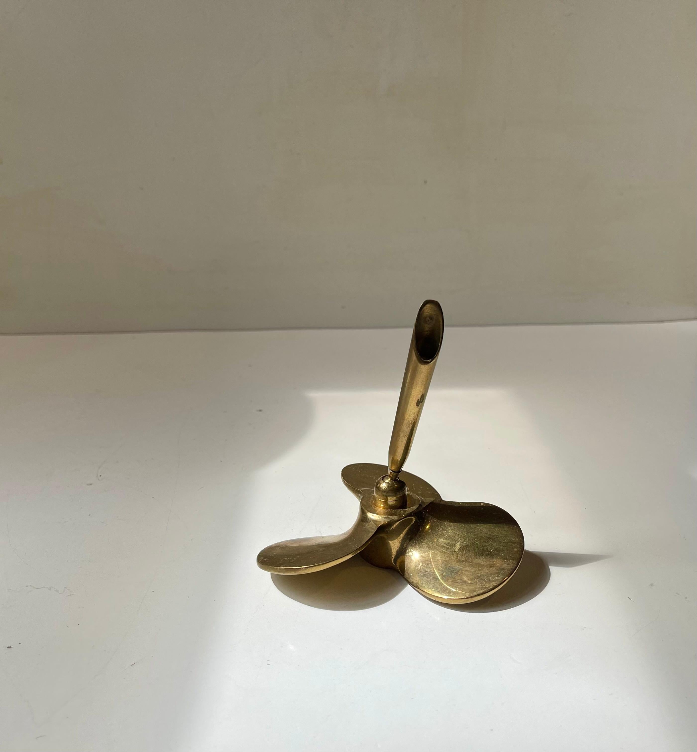Nautische Propeller- Stifthalterung aus Messing, 1950er Jahre (Art déco) im Angebot