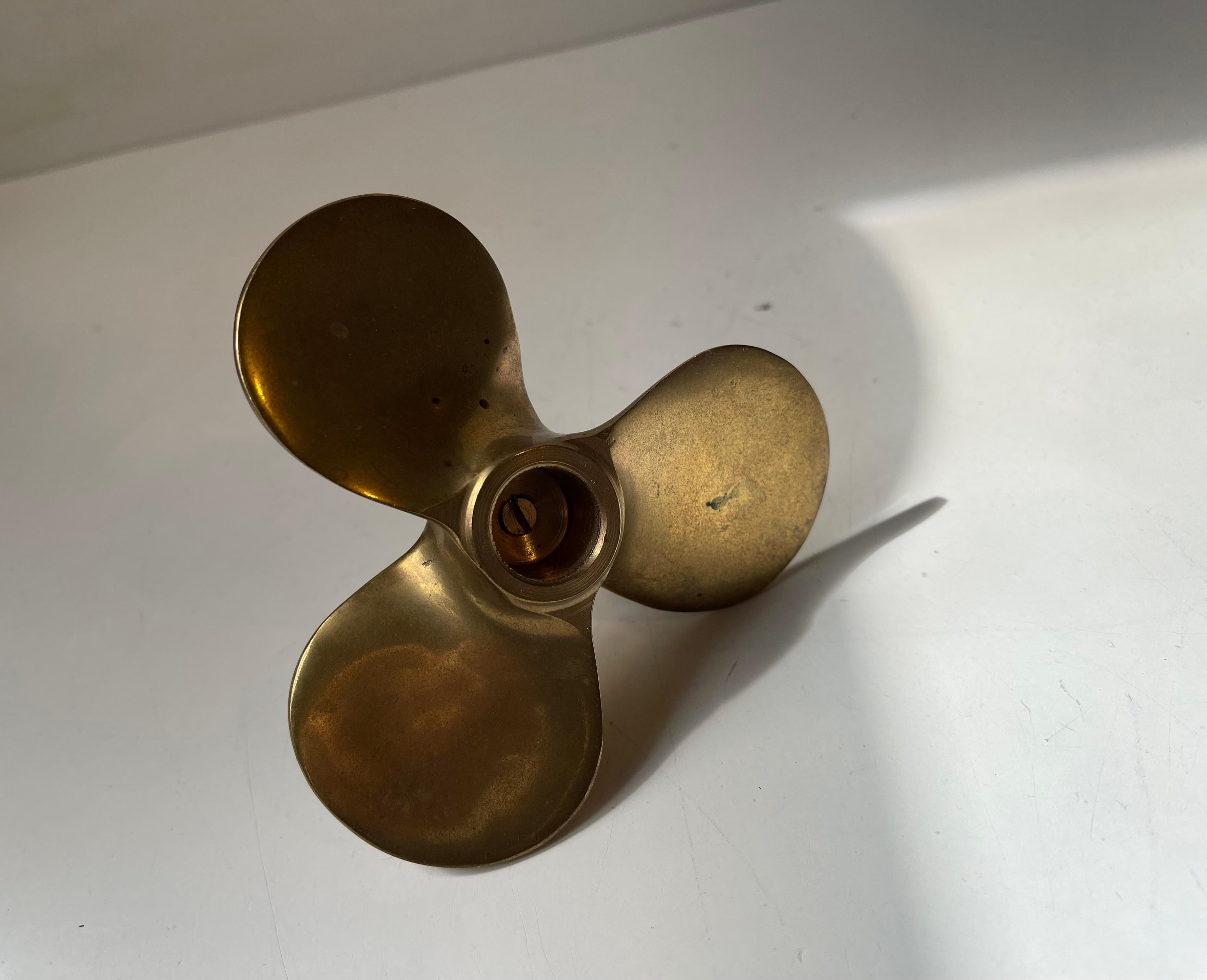 Nautische Propeller- Stifthalterung aus Messing, 1950er Jahre (20. Jahrhundert) im Angebot