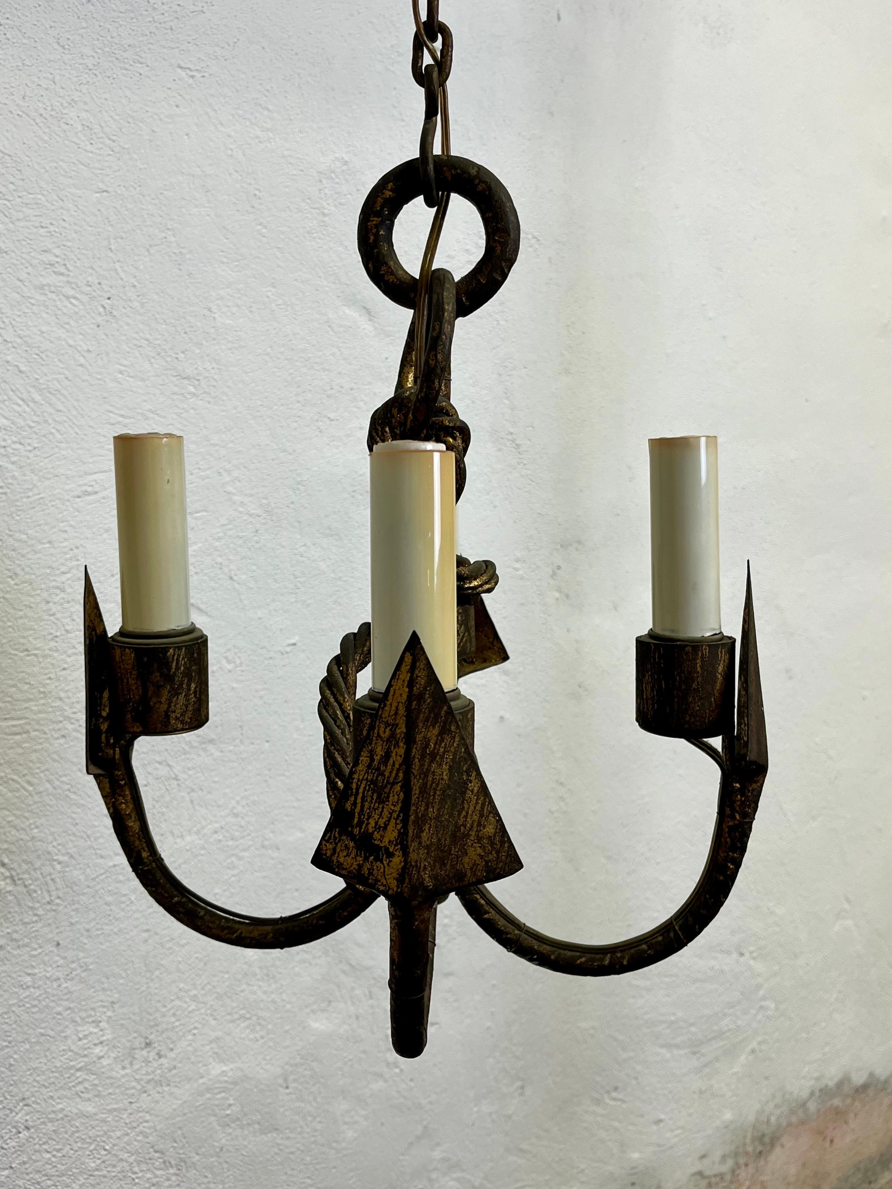 Spettacolare lampadario in ferro con motivo nautico. 4 ancore incrociate con corda o filo di avvolgimento. Lievi resti di doratura. Bella presenza e stile. Tutti originali con prese isolate in ceramica. Davvero unico. Si appende a 41