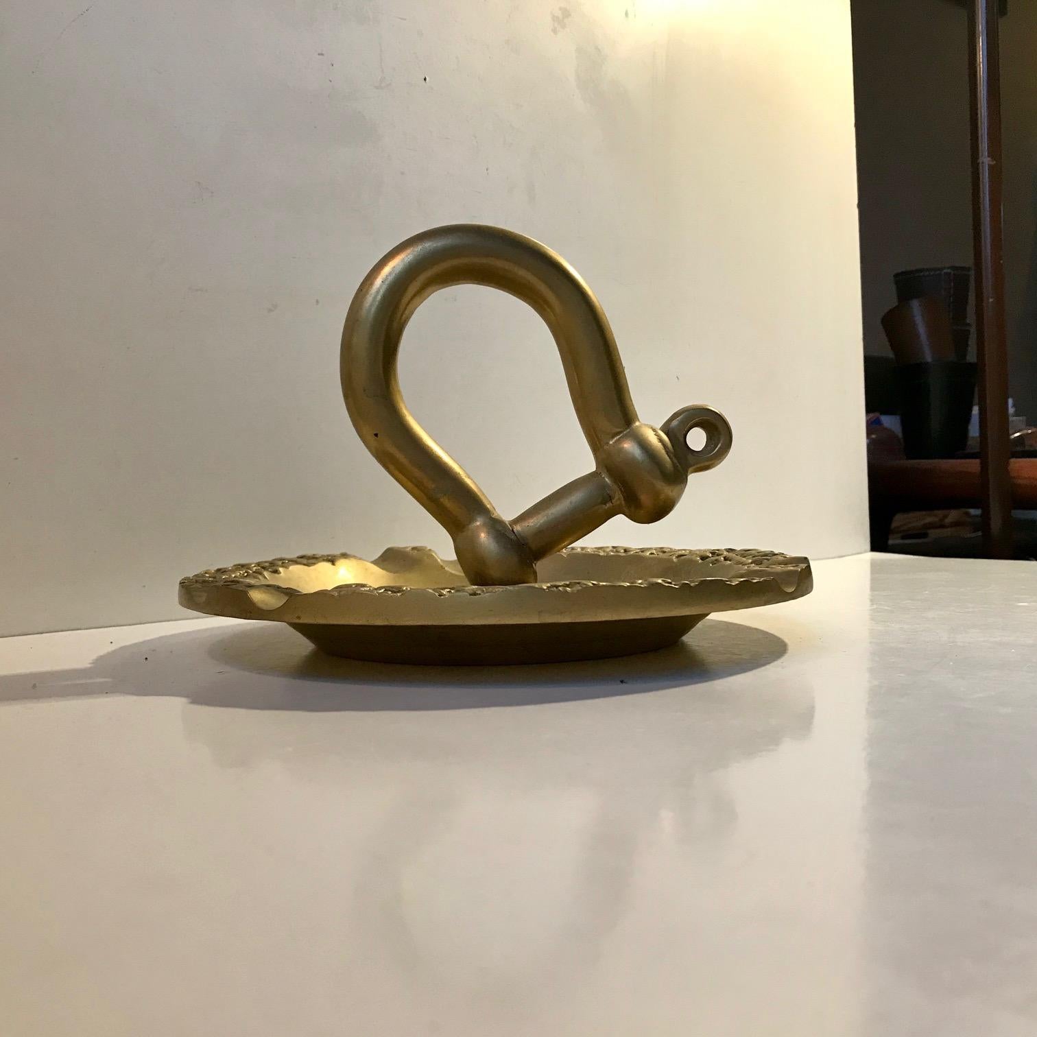 Ungewöhnlicher Zigarren-Aschenbecher aus Bronze. Es ist mit einem großen maritimen Schäkel, ebenfalls aus Bronze, versehen. Es wurde in den 1950er Jahren in Skandinavien hergestellt, wahrscheinlich von Nordisk Malm.