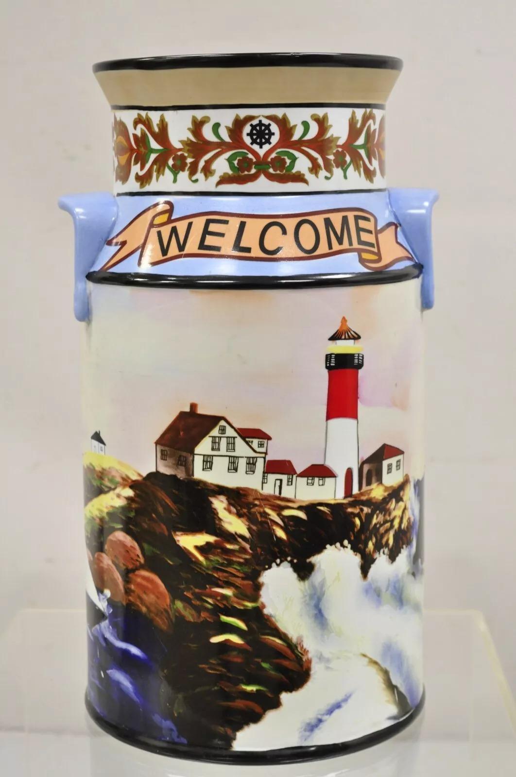 Porte-cannes parapluie vintage en céramique peint en forme de phare nautique et de drapeau américain. Circa  Fin du 20e siècle. Dimensions : 18