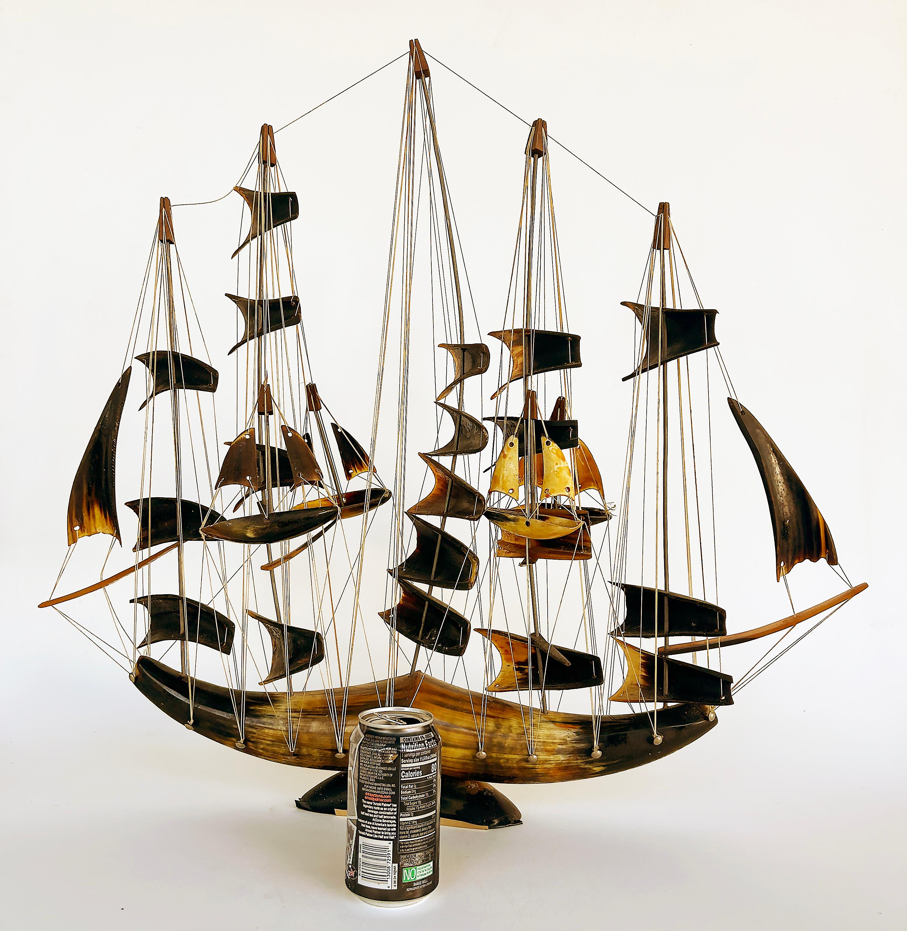 Scultura nautica d'epoca di nave a vela in Horn e corda

In vendita c'è una scultura nautica marittima di un grande veliero realizzato in Horn e spago.  Questa scultura artigianale di grande effetto sarebbe un'aggiunta meravigliosa a una biblioteca