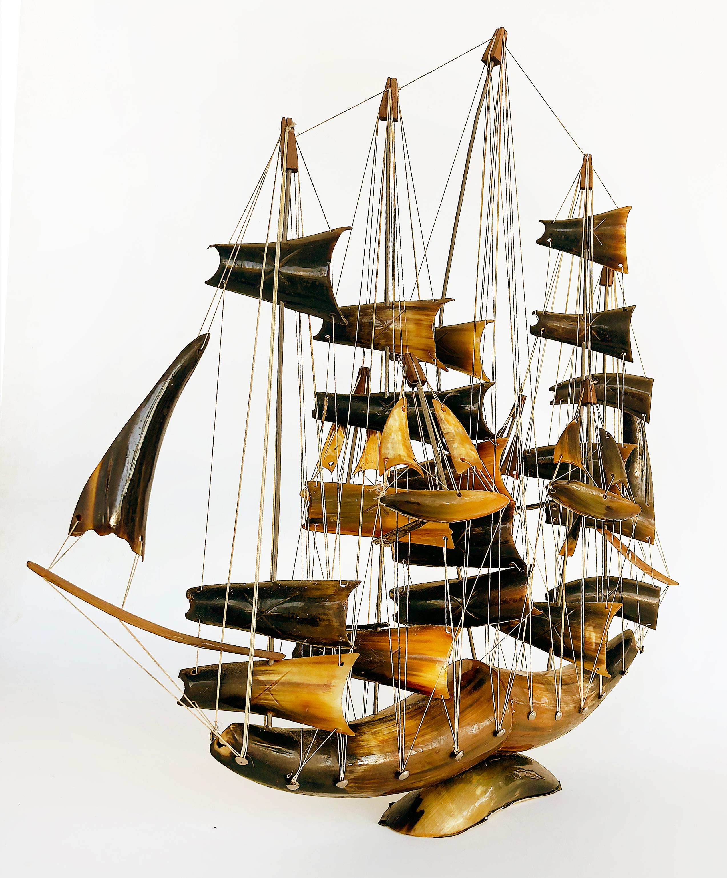 Scultura nautica d'epoca di nave a vela in Horn e corda In condizioni buone in vendita a Miami, FL