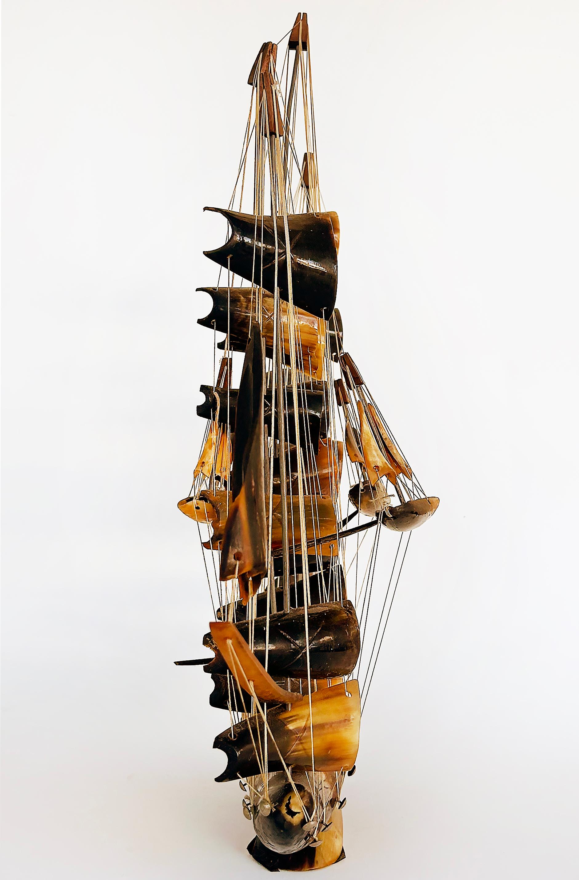 Scultura nautica d'epoca di nave a vela in Horn e corda in vendita 1