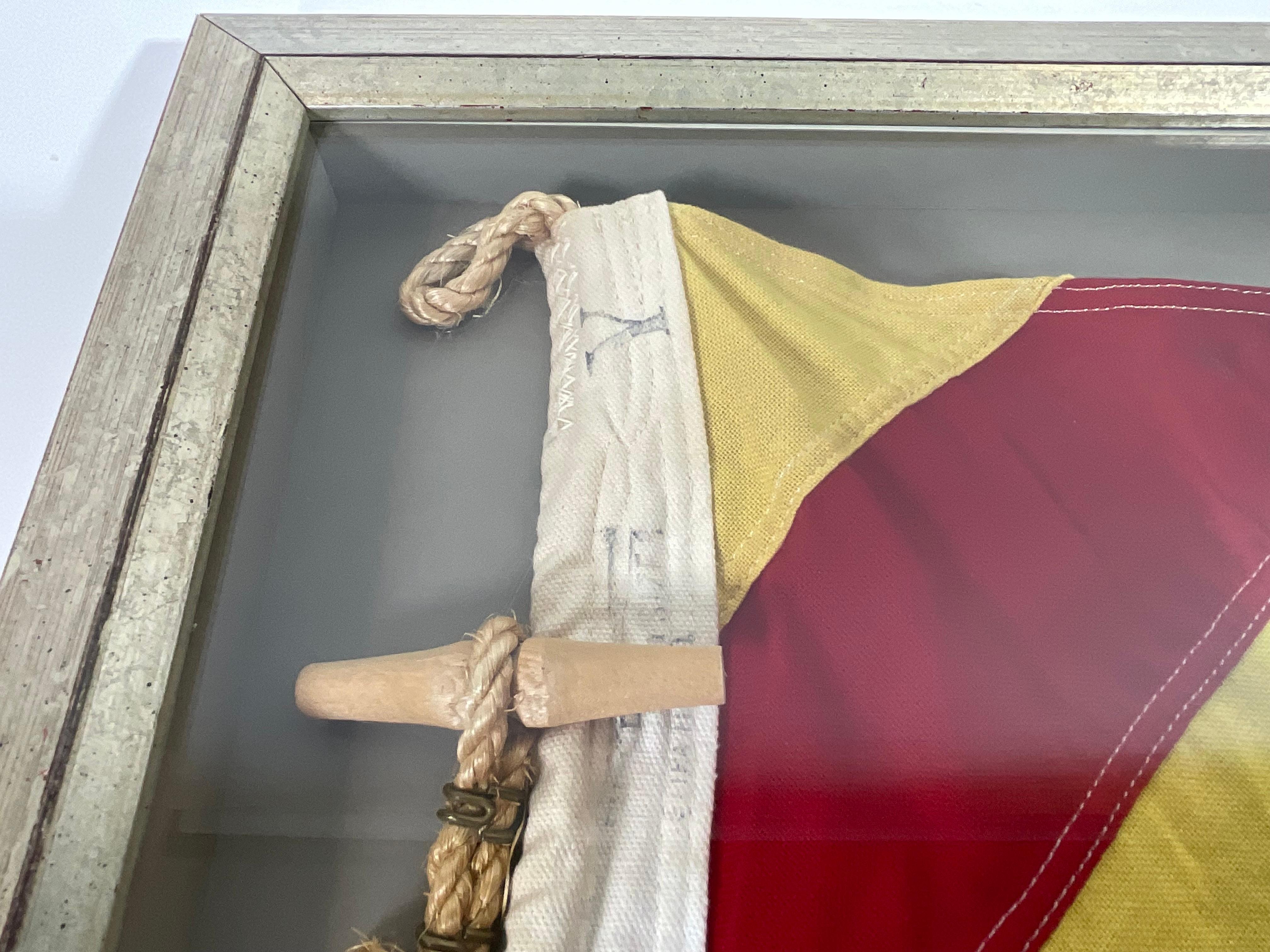 Drapeau de signalisation nautique vintage dans un cadre en vente 1