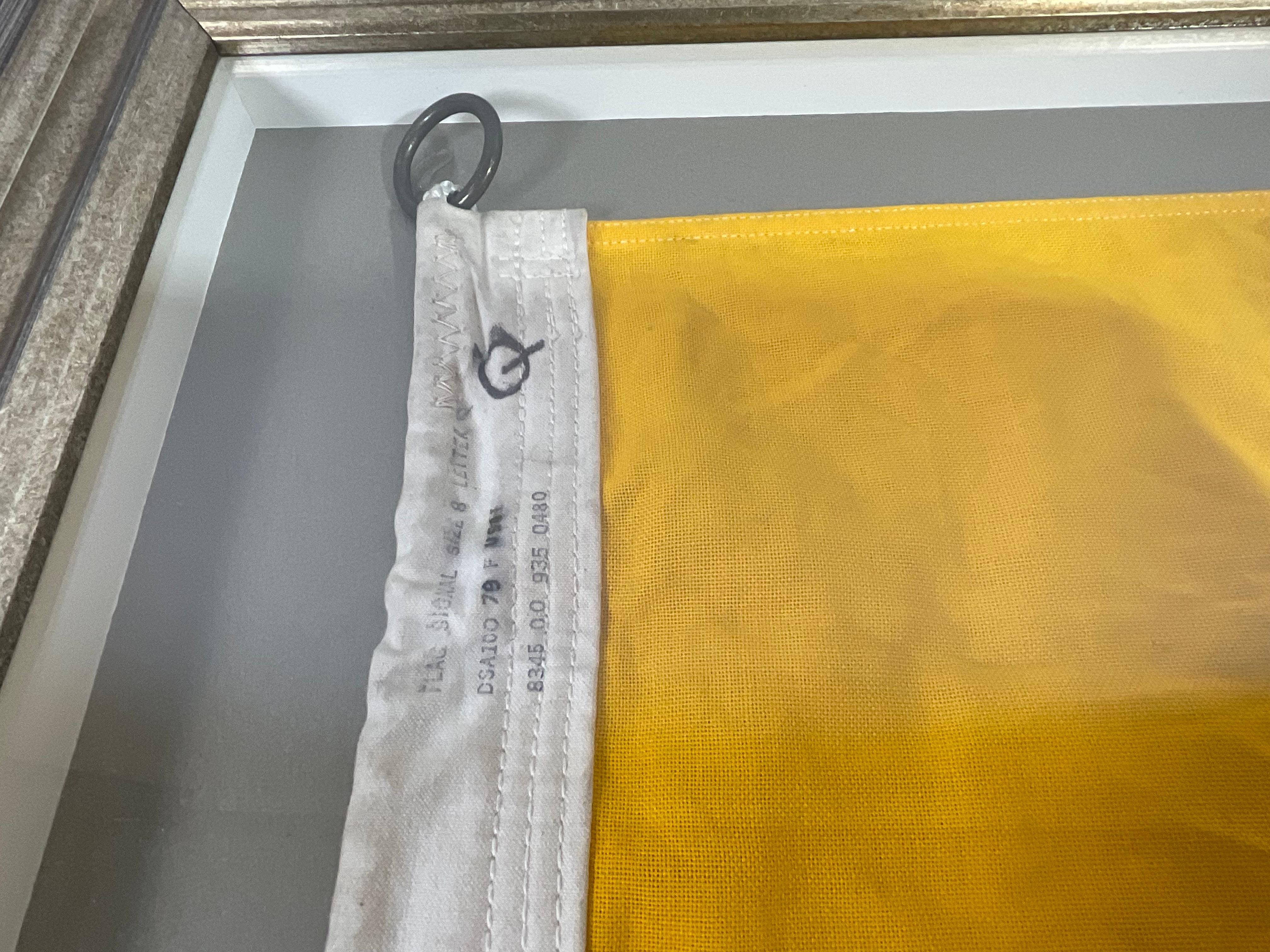 Drapeau de signalisation nautique vintage dans un cadre en vente 3