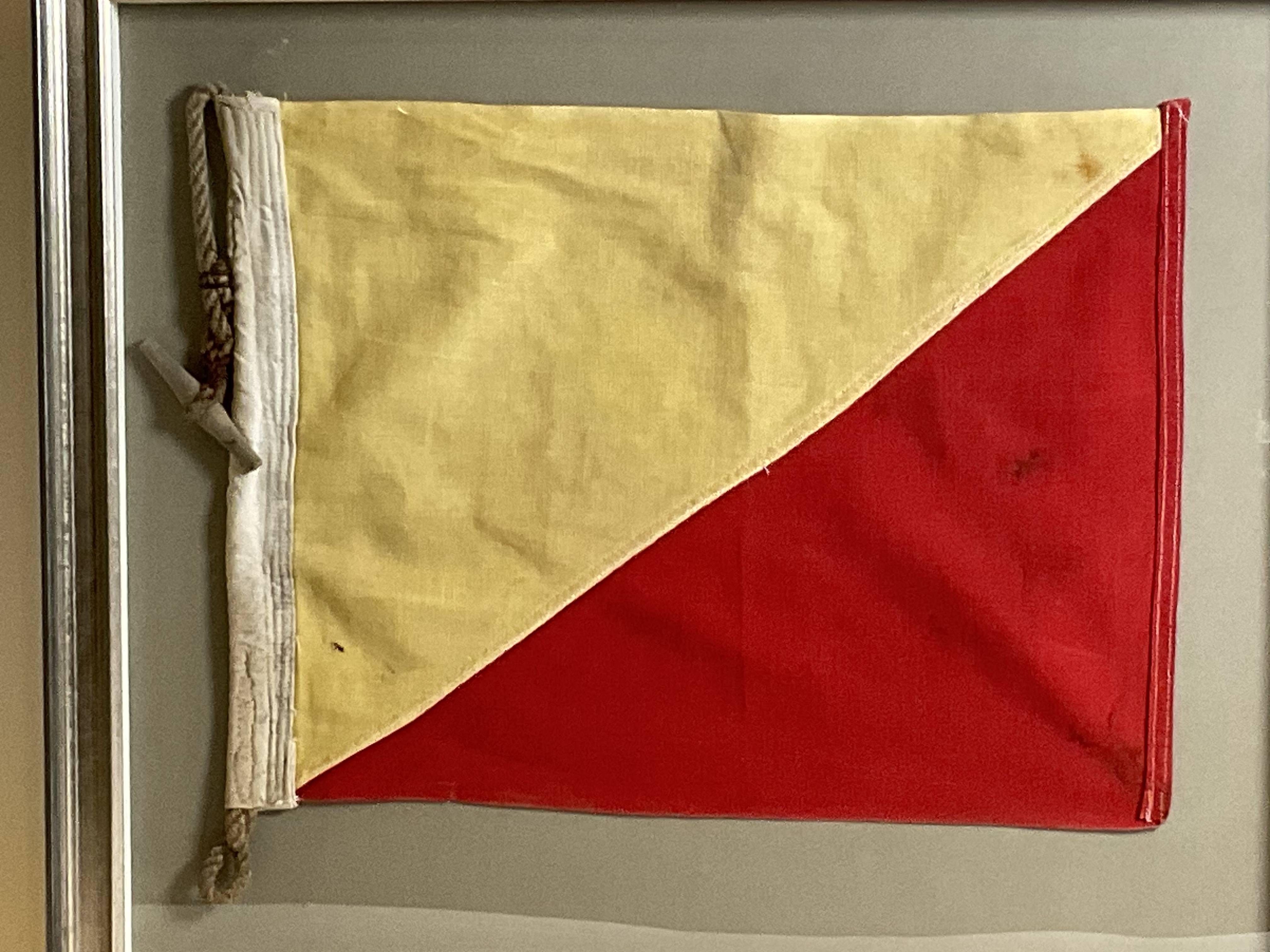 Nautische Signal-Flagge in Schattenbox-Rahmen, Vintage (Mitte des 20. Jahrhunderts) im Angebot