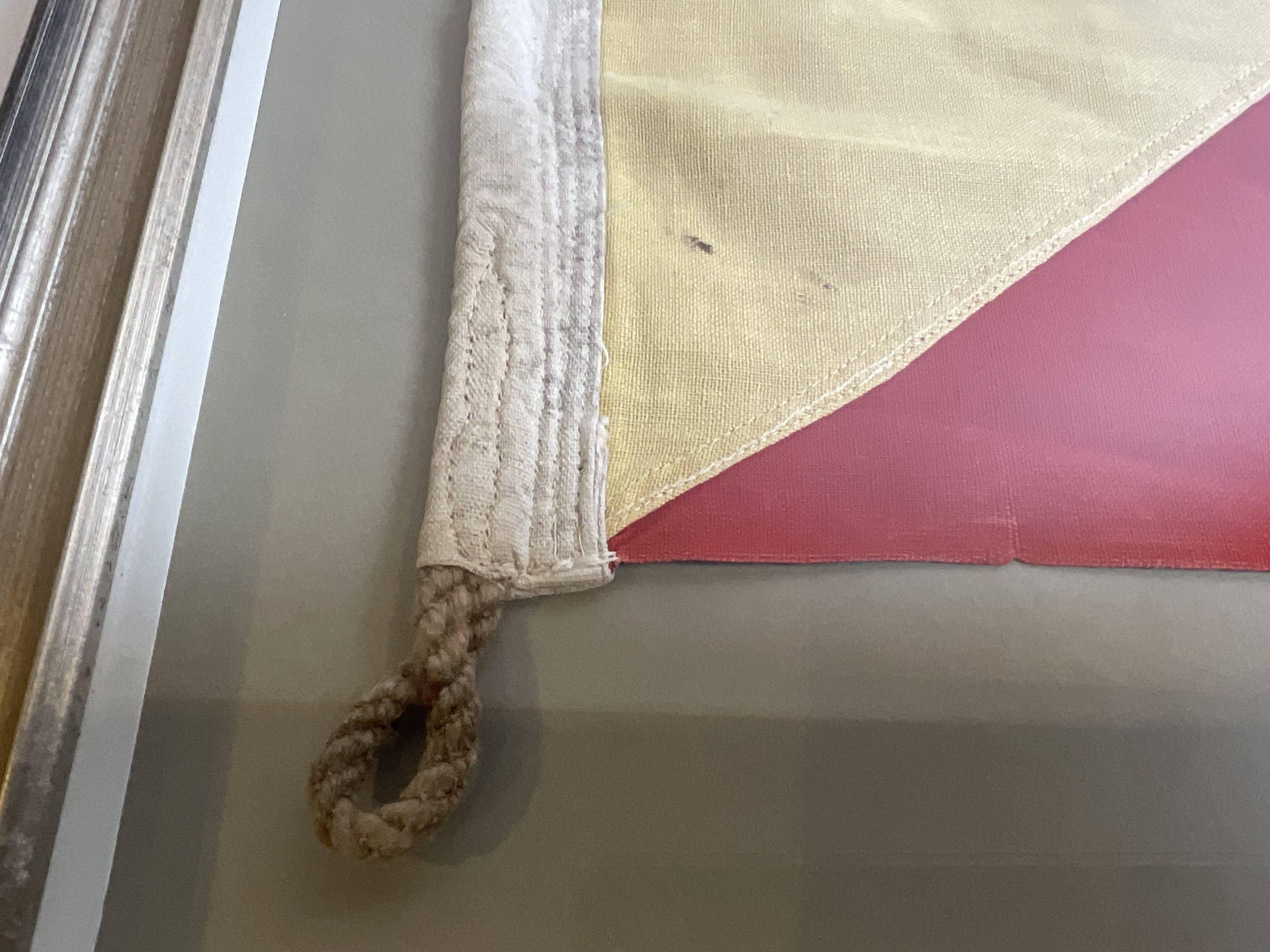 Nautische Signal-Flagge in Schattenbox-Rahmen, Vintage im Angebot 2