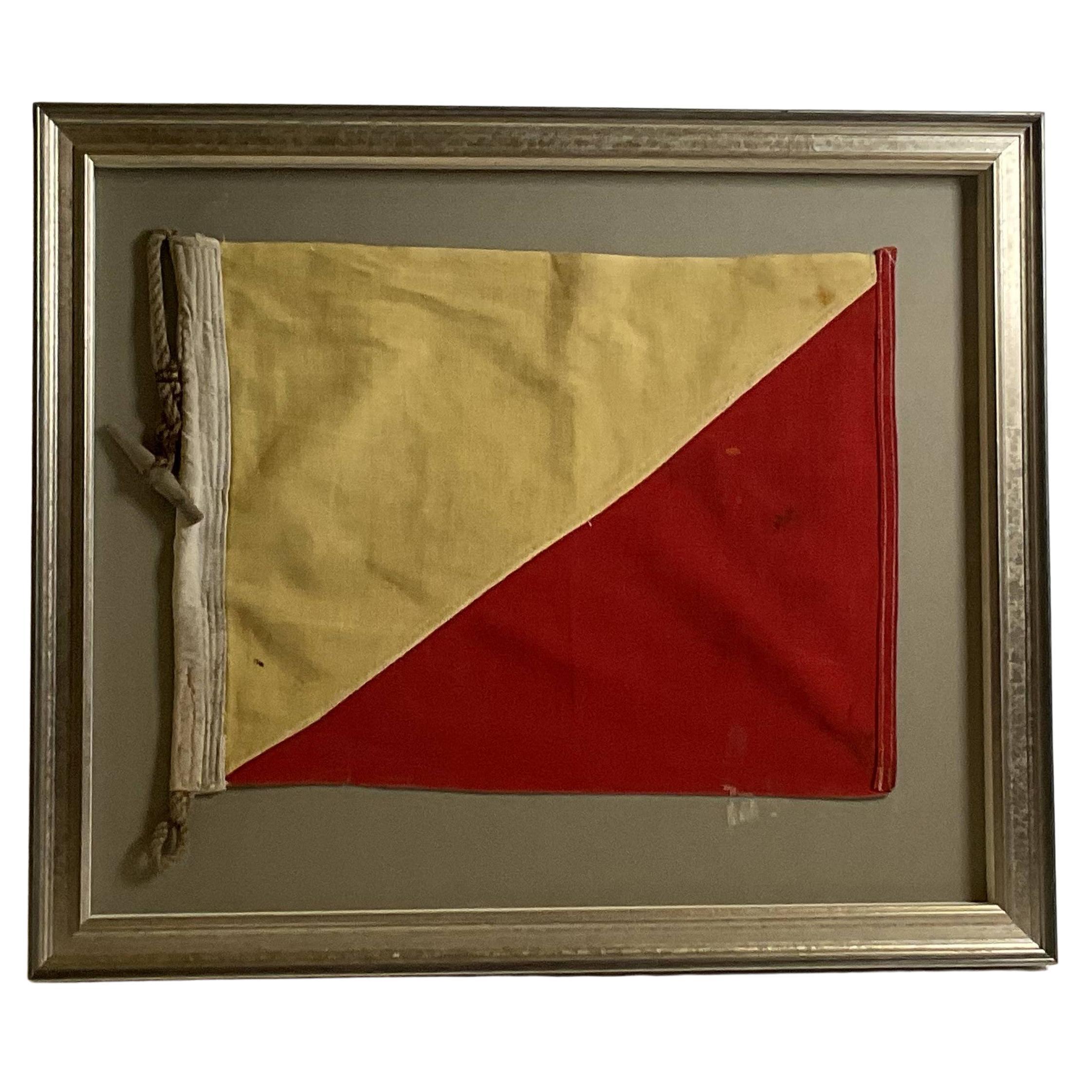 Drapeau de signalisation nautique vintage dans un cadre en forme de boîte d'ombre en vente