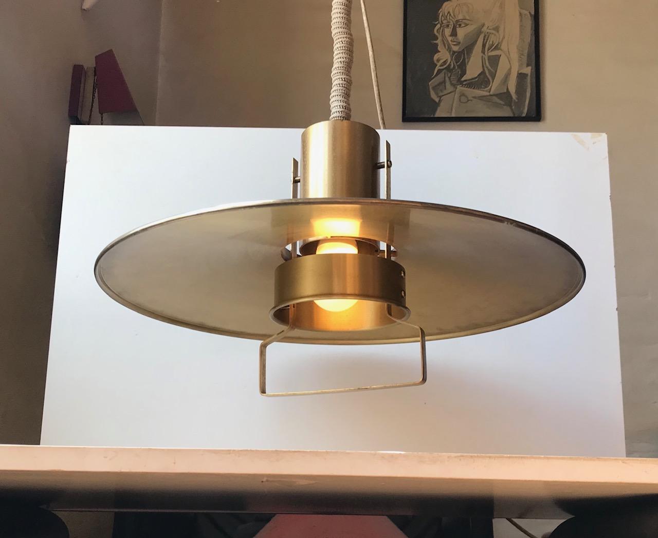 Beatifully and steady made mid-century pendant ceiling lamp by Vitrika in Denmark. The style is Nautical/Maritime and it will add a cosy twist to any modern interior. The light is in a very nice vintage condition with light ware and natural