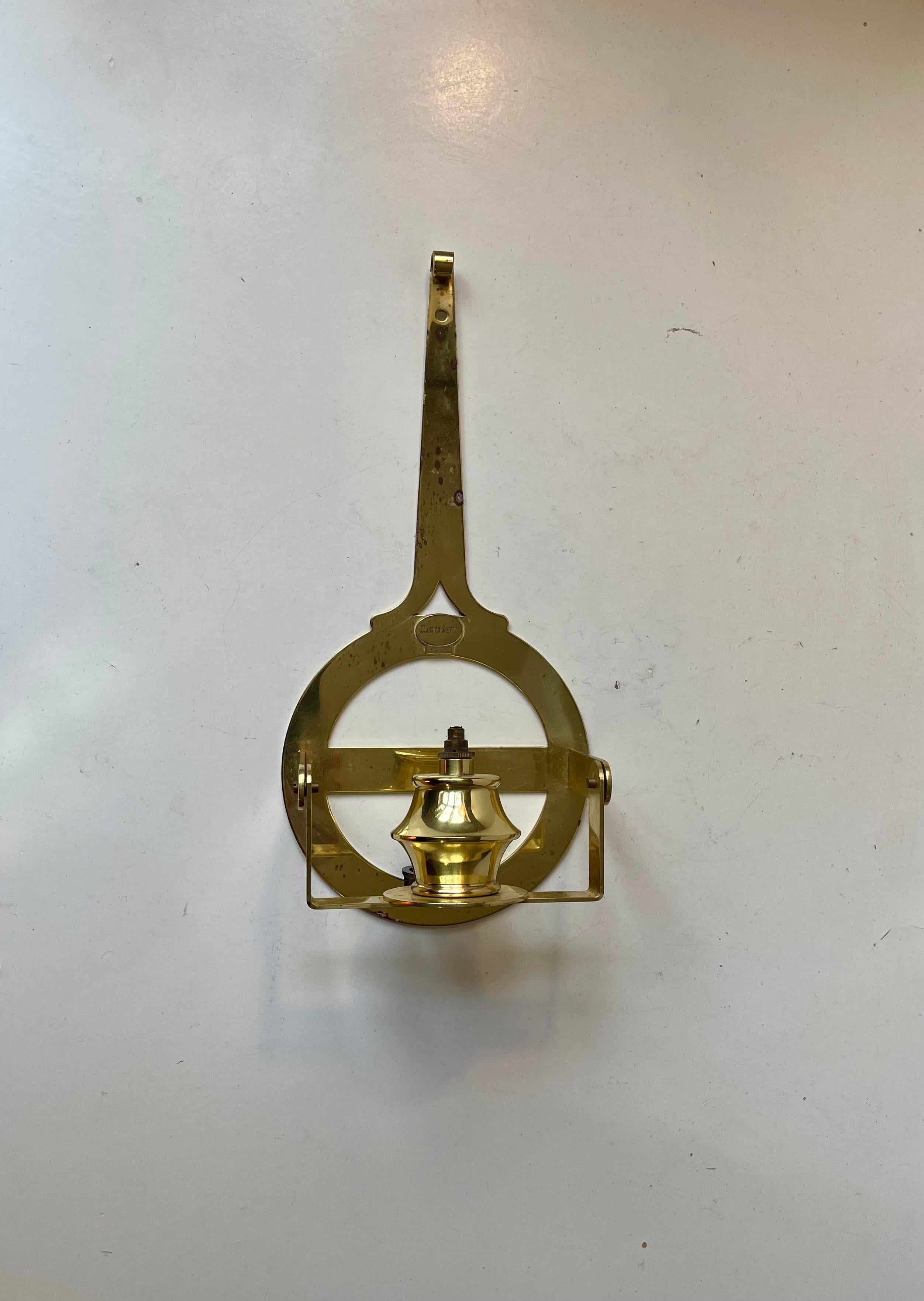 Nautischer - maritimer Wandleuchter mit Öllampe aus Messing. Er ist mit einem Kippmechanismus ausgestattet, so dass die Flamme immer horizontal ausgerichtet ist. Hergestellt und entworfen von G. V. Harnish in Dänemark in den 1970er oder frühen 80er