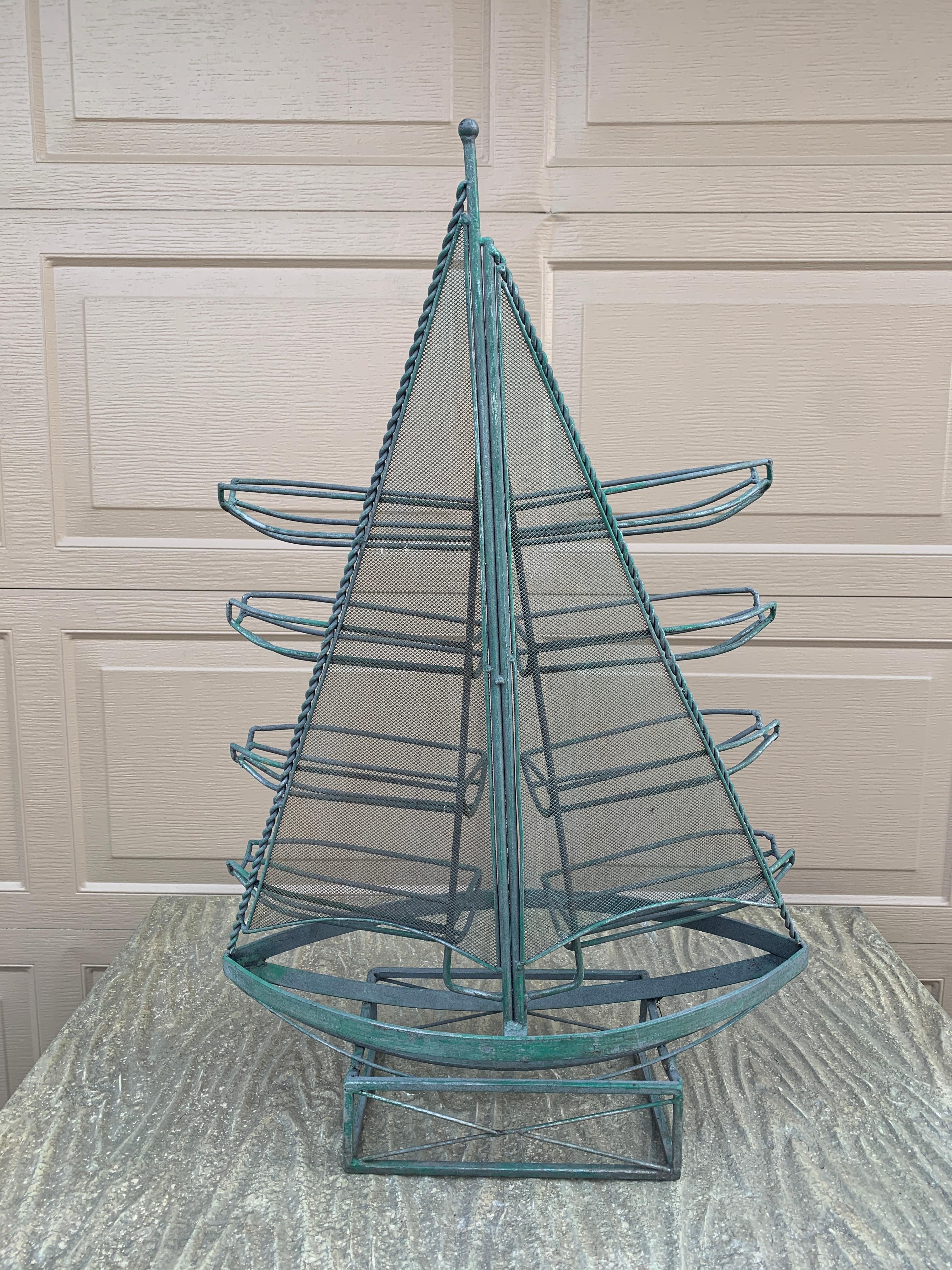 Un affascinante portabottiglie in ferro battuto verde a forma di barca a vela, perfetto per la tua casa di Nantucket, Cape o Hamptons! Ideale anche per una casa sul lago! Può contenere 8 bottiglie di vino.

Stati Uniti, fine del XX secolo

Misure: