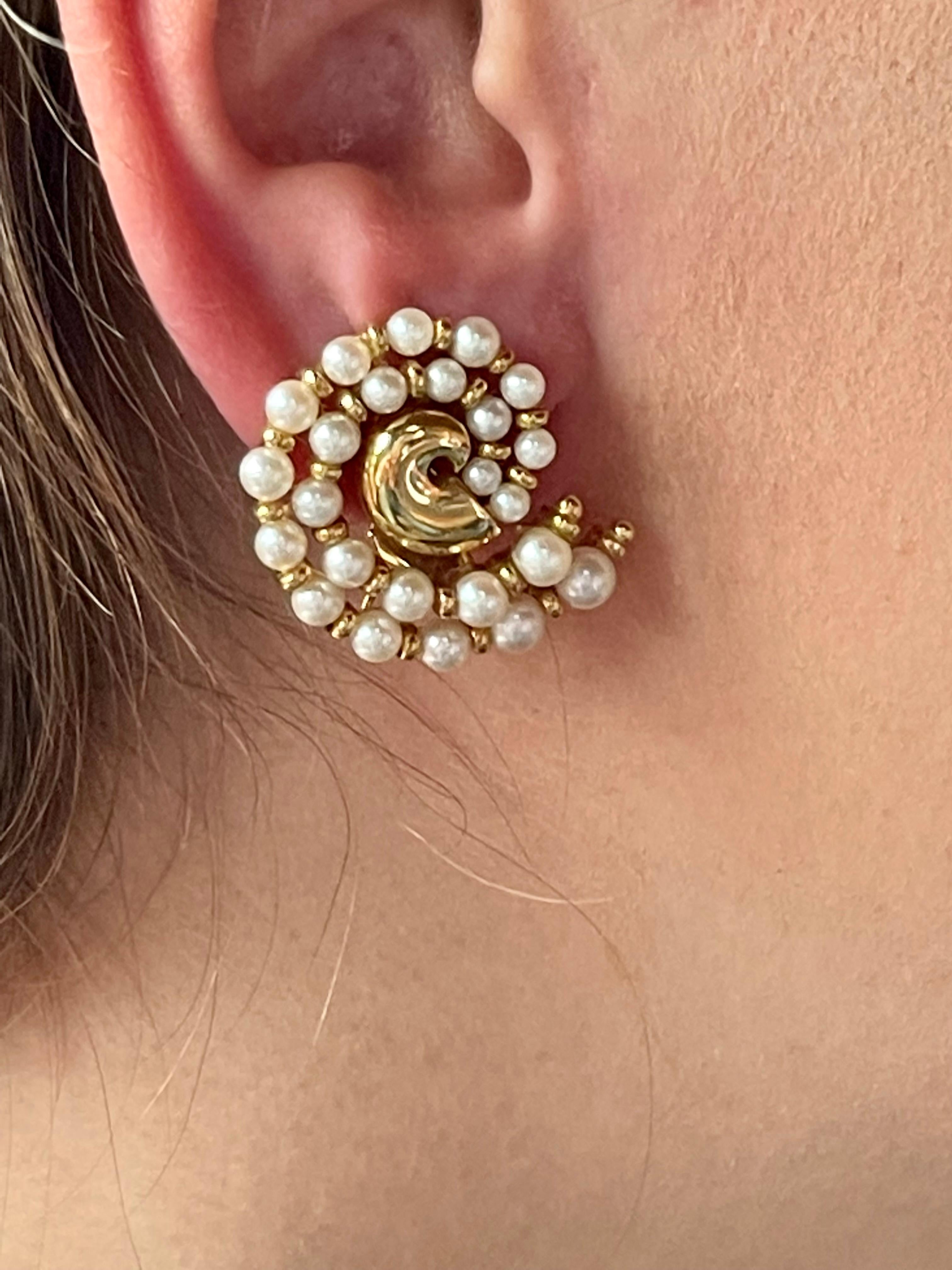 Inspired by the harmonious shape of a nautilus this lovely and unusual earclips are crafted in 18 K yellow Gold and set with cultured Perals. Very lovely on the ear!
Masterfully handcrafted piece! Authenticity and money back is guaranteed. 
For any