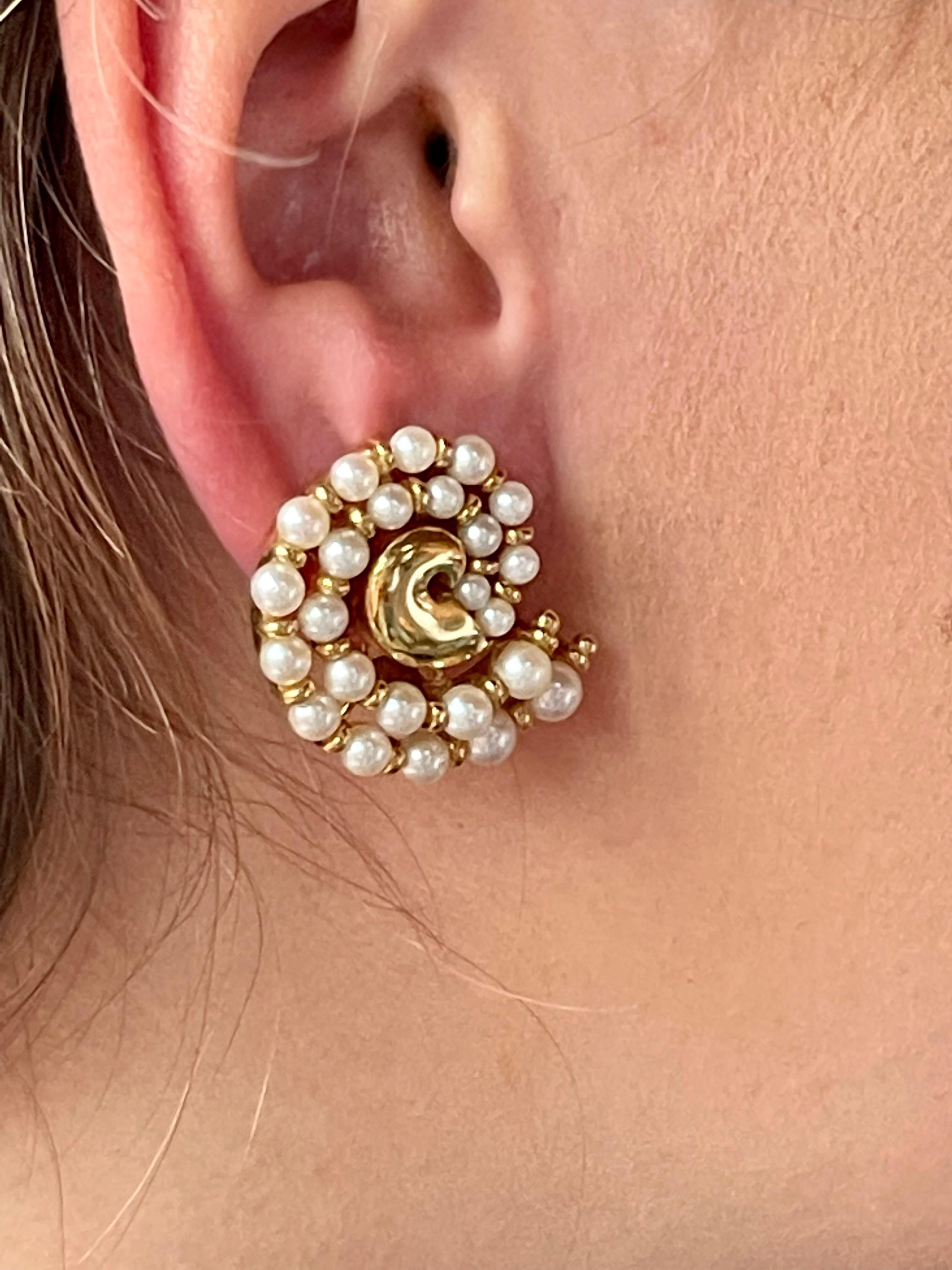 Contemporary Vintage Nautilus Shape 18 K Yellow Gold Cultured Pearl Earclips For Sale