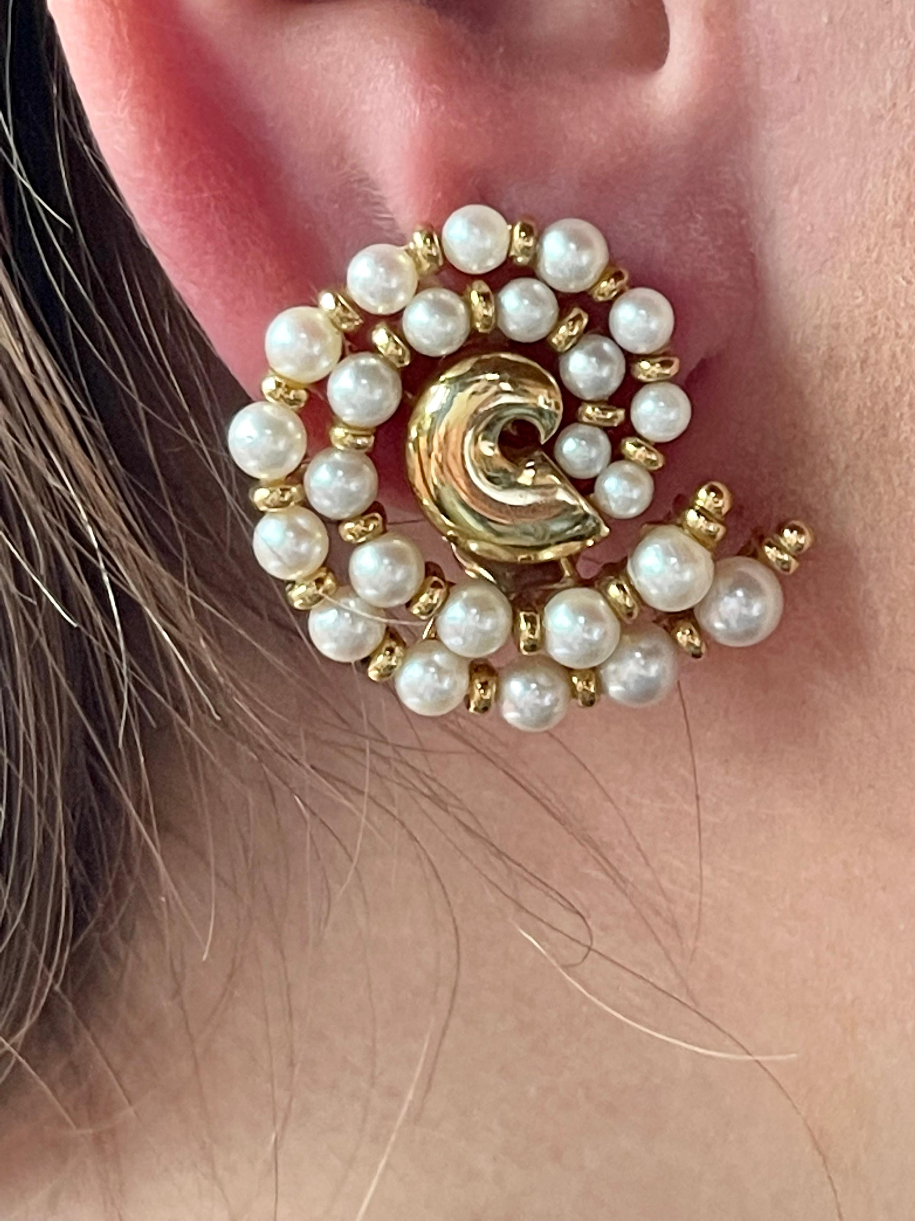 Vintage Nautilus Shape 18 K Yellow Gold Cultured Pearl Earclips In Good Condition For Sale In Zurich, Zollstrasse