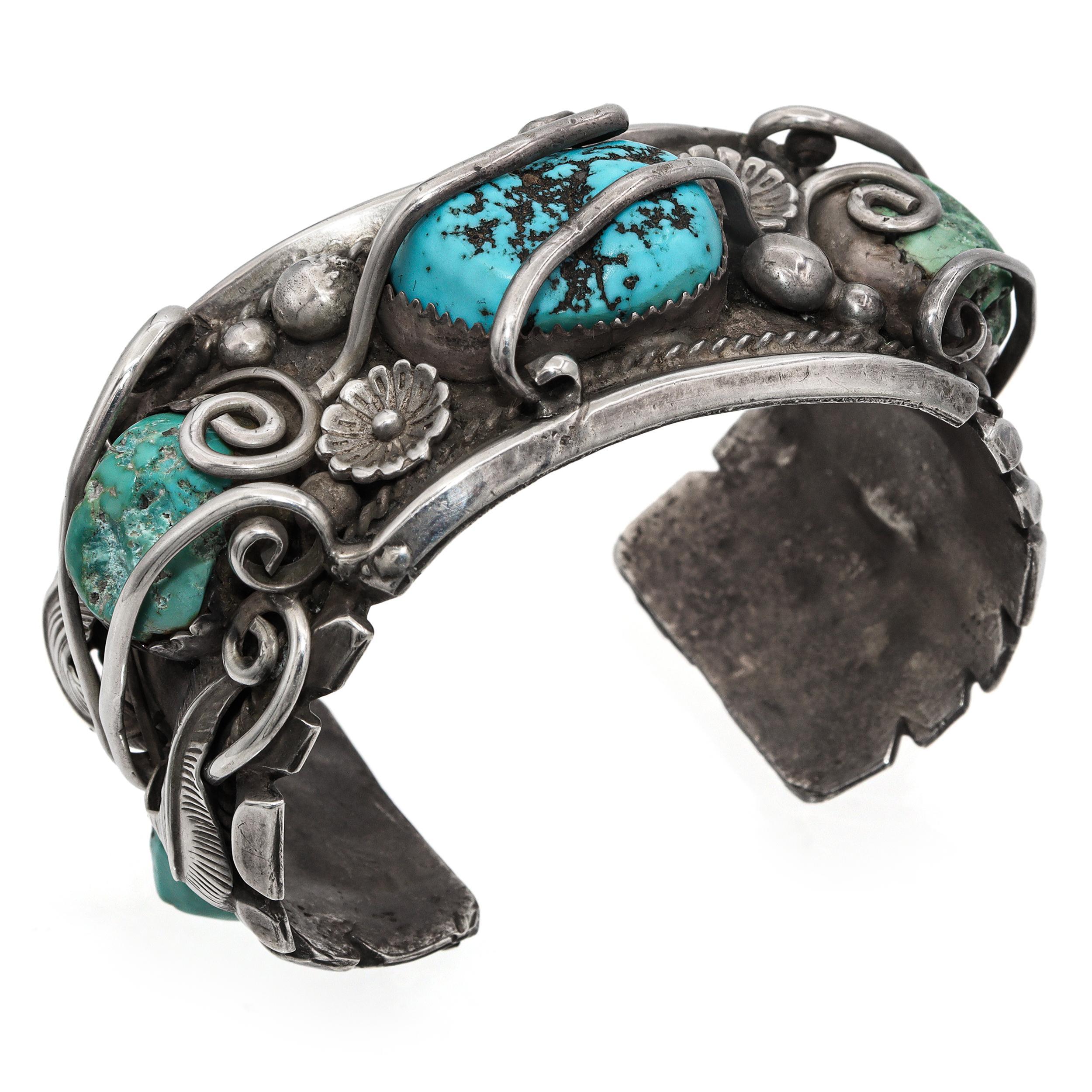 Un bracciale vintage in argento Navajo, firmato JP SP, audace e splendidamente realizzato a mano, che mette in mostra la classica arte del Sud-Ovest. L'ampio bracciale è ornato da tre pietre naturali di turchese, due con una matrice verde screziata