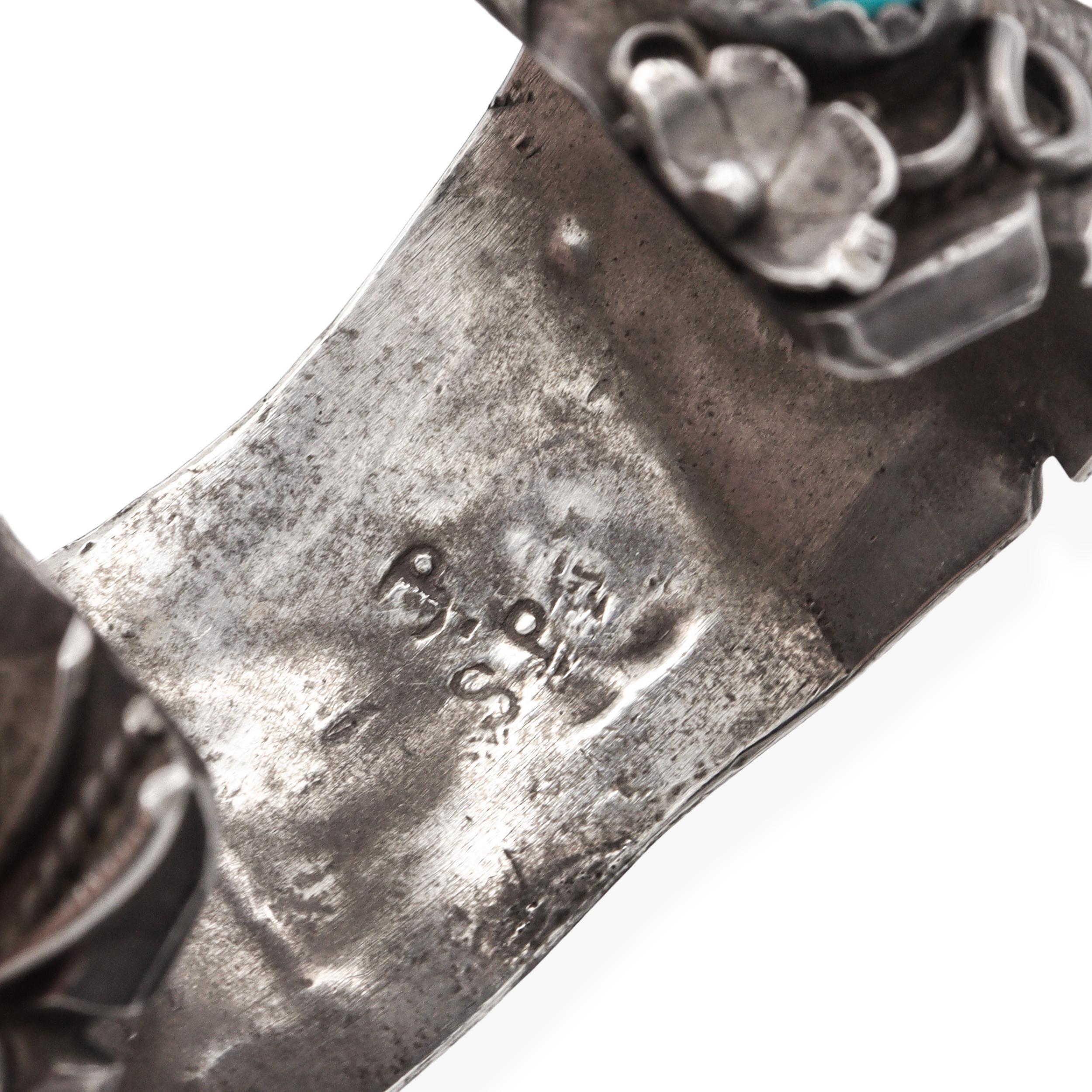 Bracciale vintage in turchese a grappolo d'argento firmato da un artista Navajo in vendita 2