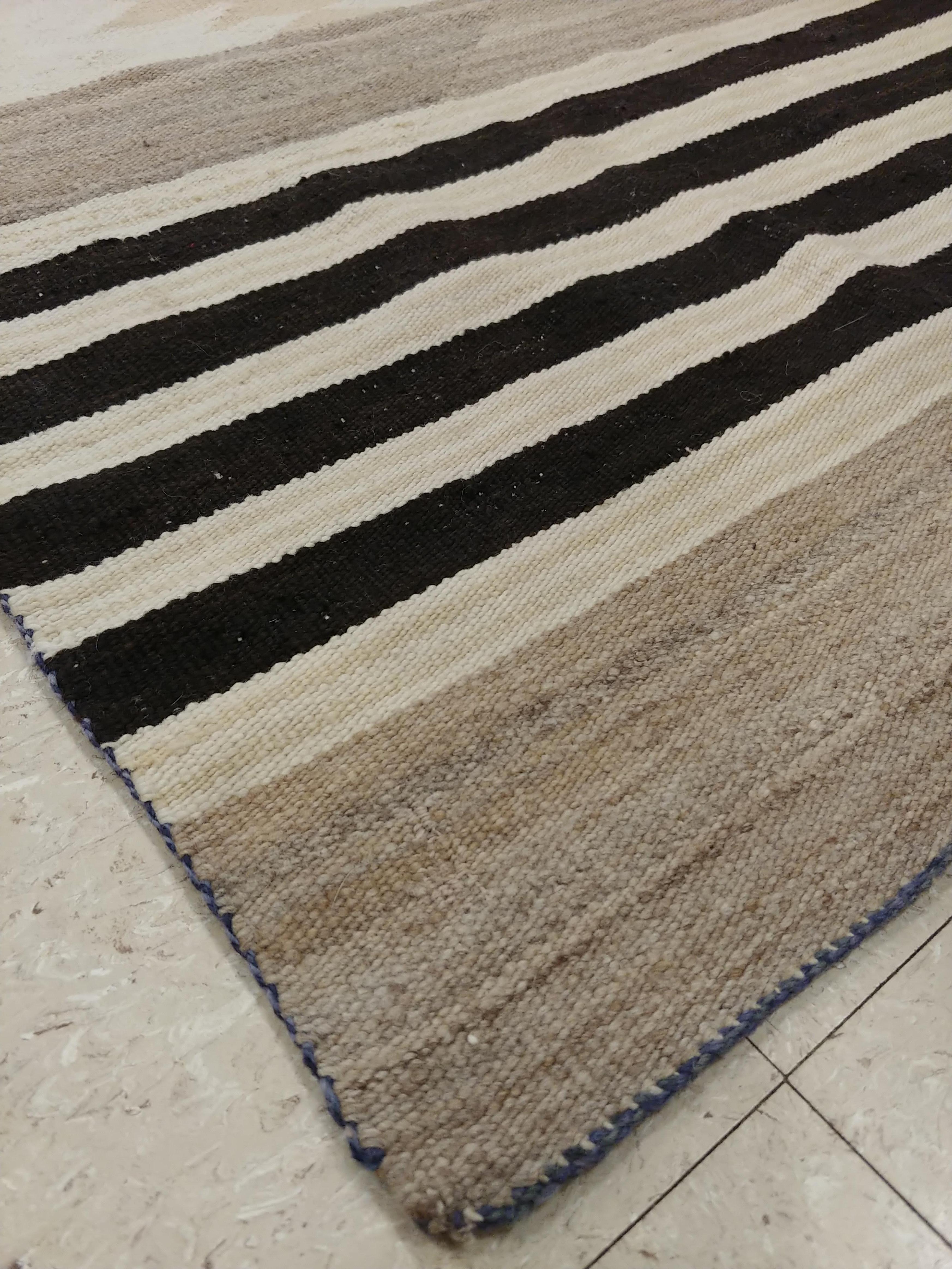 Vintage Navajo Carpet, Folk Rug, Handmade Wool, Beige, Gray, Brown, Neutral In Good Condition In Port Washington, NY