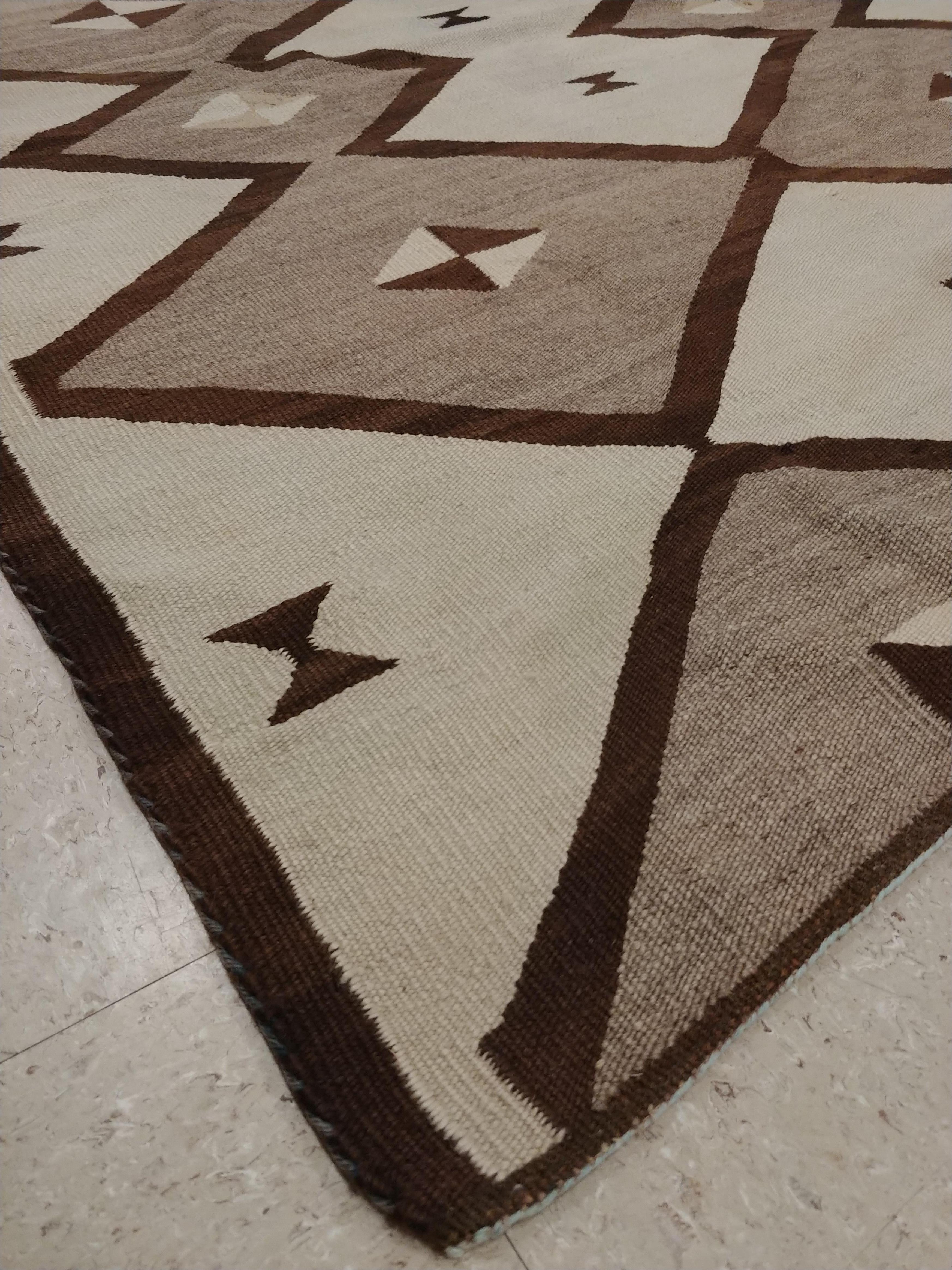 Vintage Navajo Carpet, Folk Rug, Handmade Wool, Beige, Gray, Neutral In Good Condition In Port Washington, NY