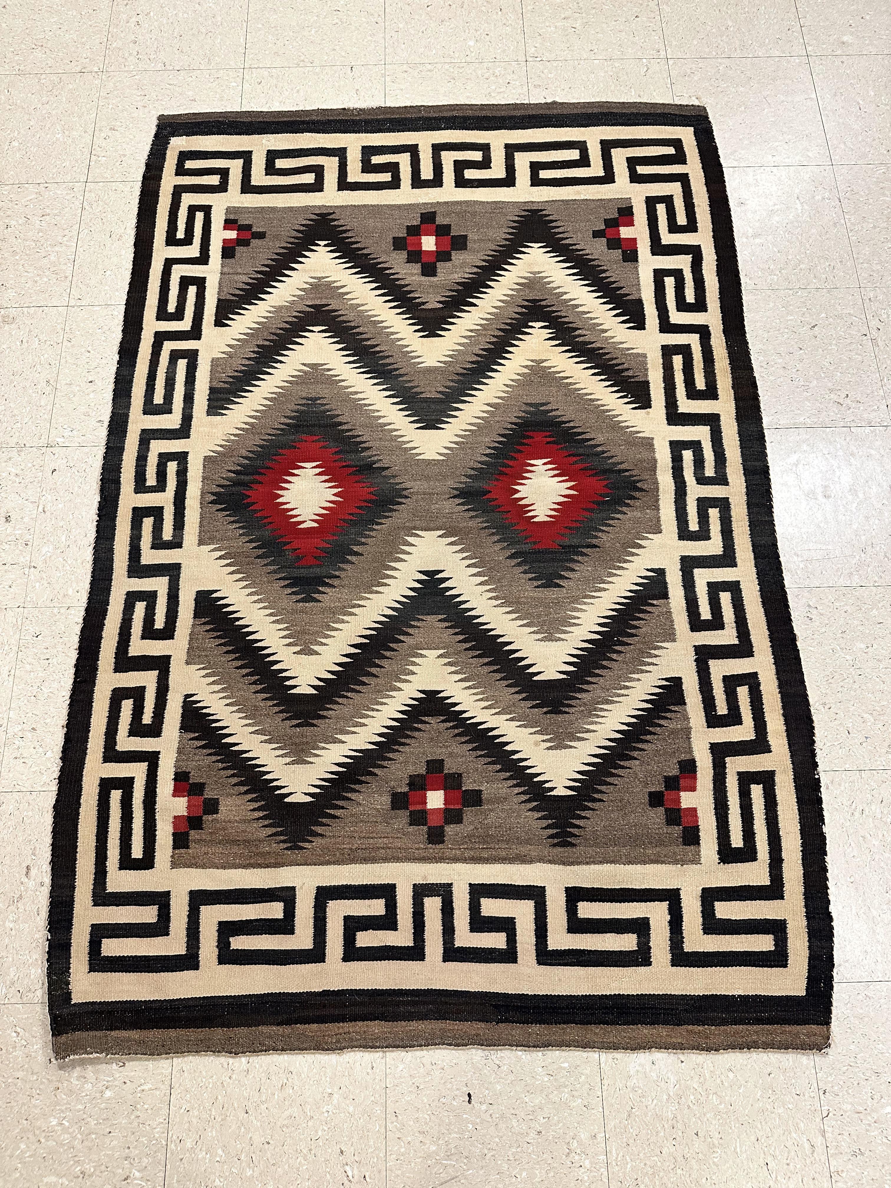 Tapis Navajo vintage, tapis oriental en laine fait à la main, rouge, noir, ivoire, audacieux Excellent état - En vente à Port Washington, NY