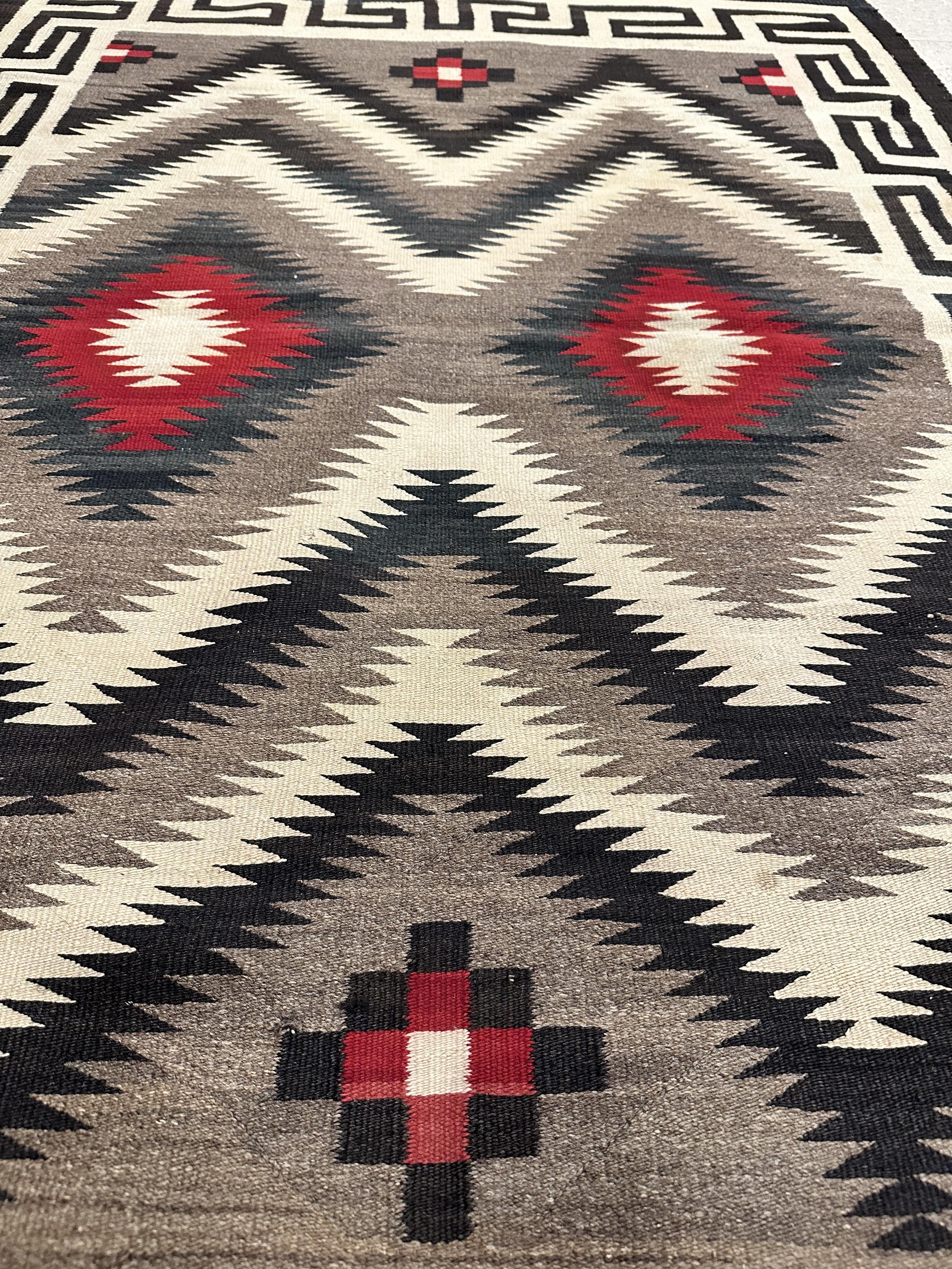 20ième siècle Tapis Navajo vintage, tapis oriental en laine fait à la main, rouge, noir, ivoire, audacieux en vente