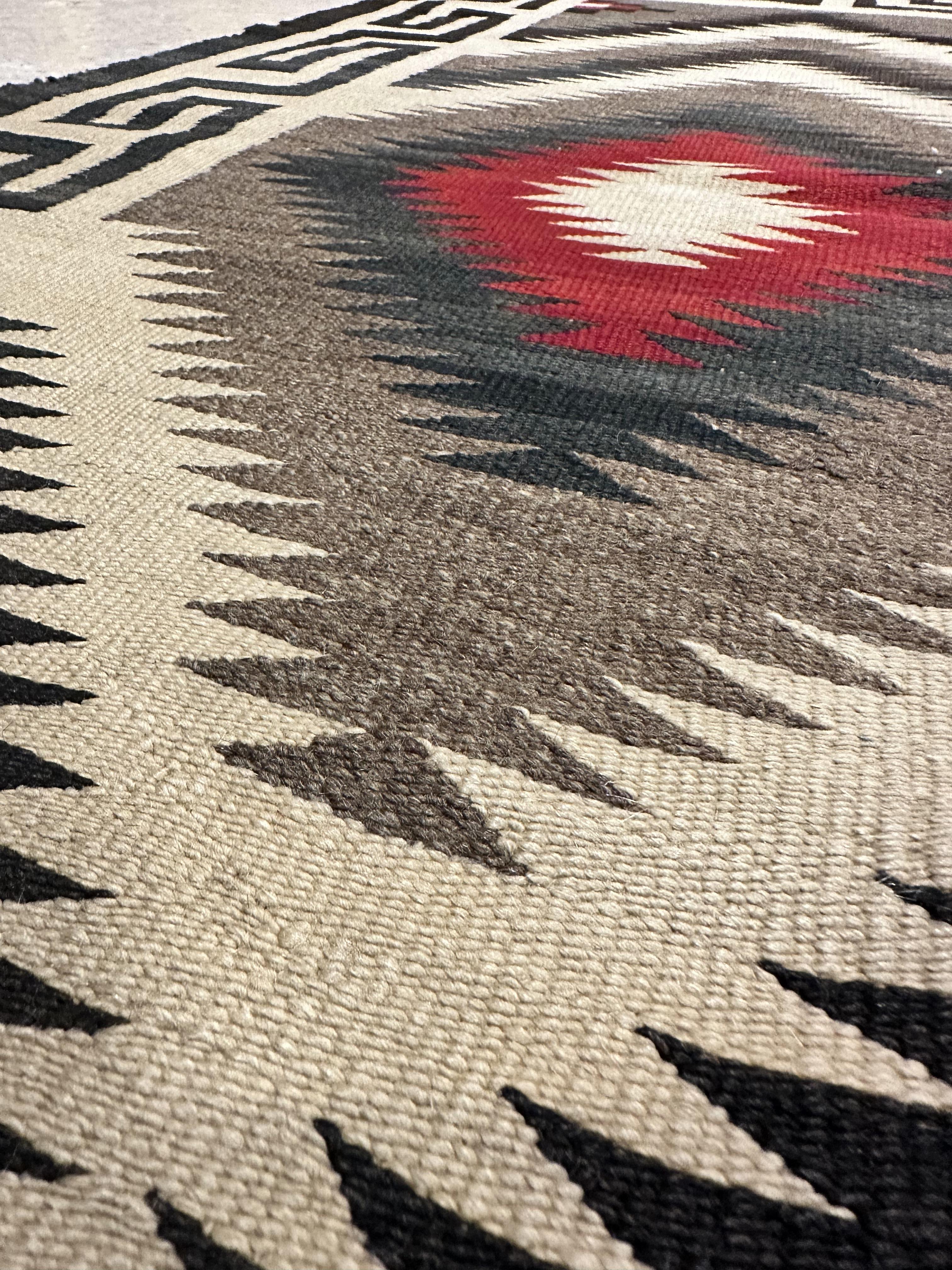 Laine Tapis Navajo vintage, tapis oriental en laine fait à la main, rouge, noir, ivoire, audacieux en vente