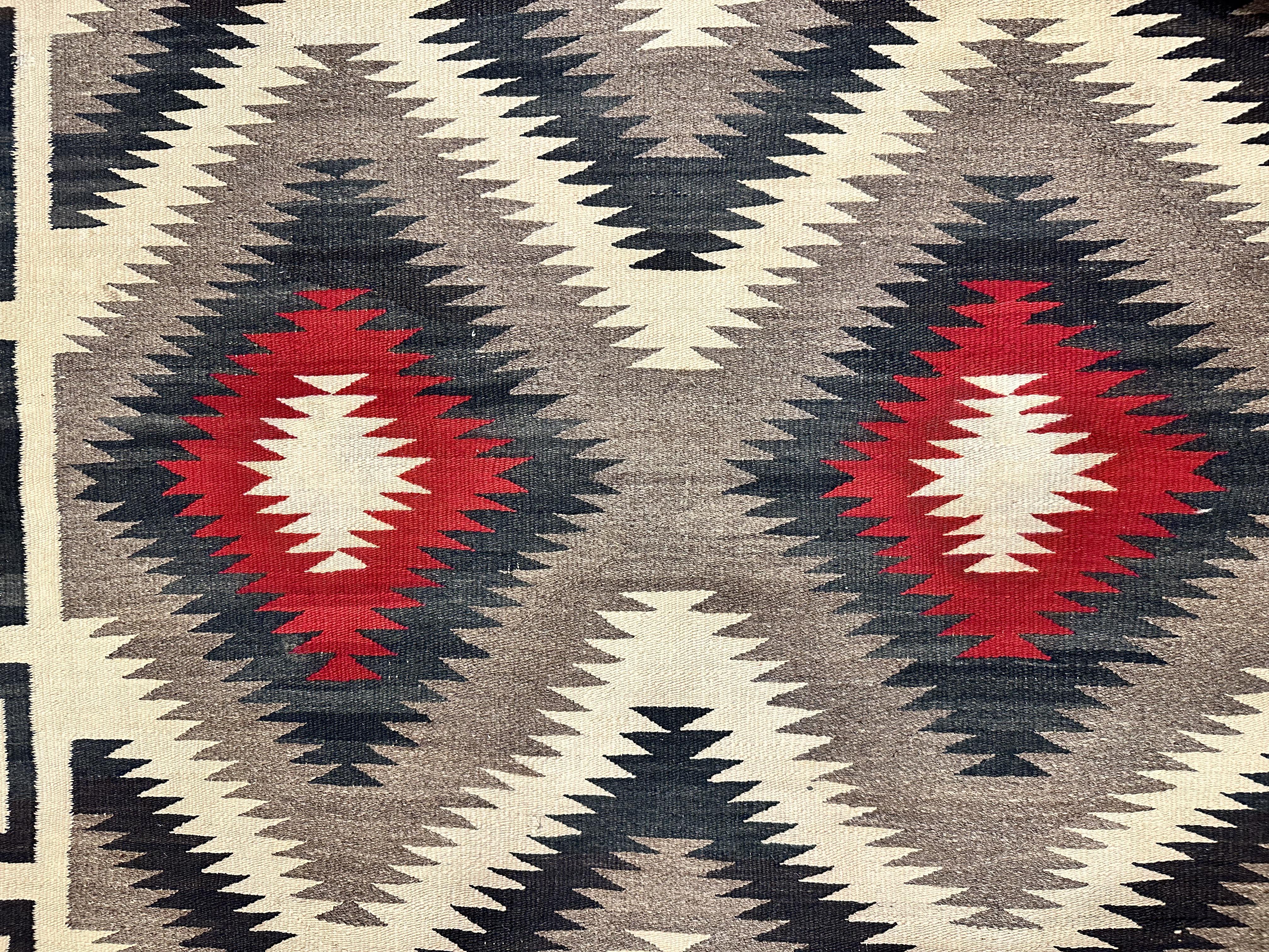 Tapis Navajo vintage, tapis oriental en laine fait à la main, rouge, noir, ivoire, audacieux en vente 2