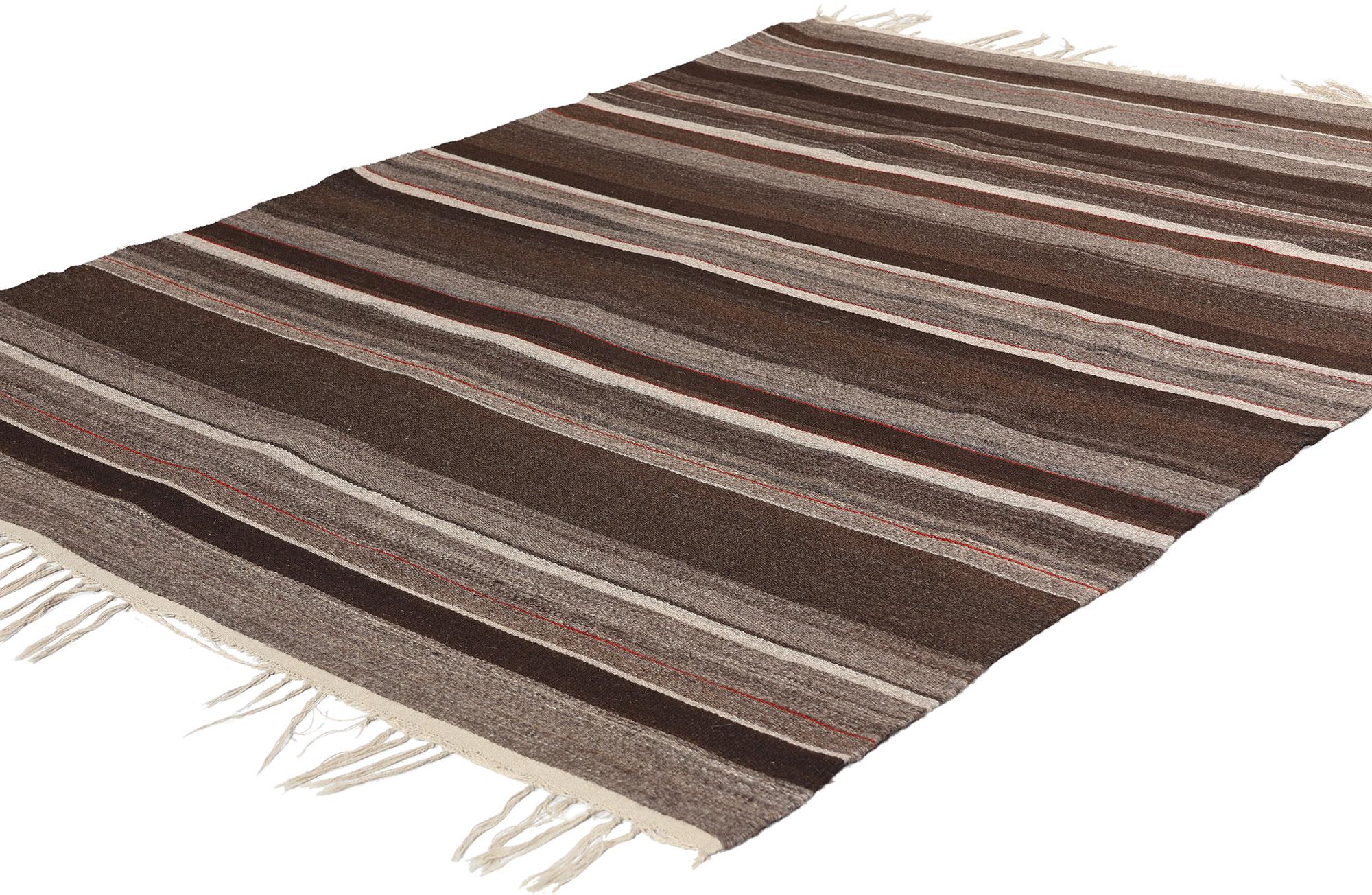 78793 Vintage Rio Grande Chimayo Banded Blanket, 04'03 x 05'08. Rio Grande Chimayo Bänderdecken sind traditionelle Webarbeiten aus dem Rio Grande Valley in New Mexico, die für ihre charakteristischen horizontalen Bändermuster und leuchtenden Farben