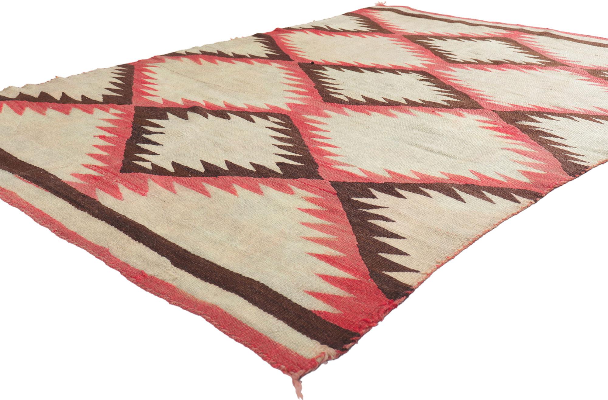78429 Vintage eye dazzler navajo rug, 04'09 x 07'00. Avec ses détails et sa texture incroyables, ce tapis Navajo vintage tissé à la main est une vision captivante de la beauté tissée. L'étonnant motif Eye Dazzler et les couleurs vives de ce tapis