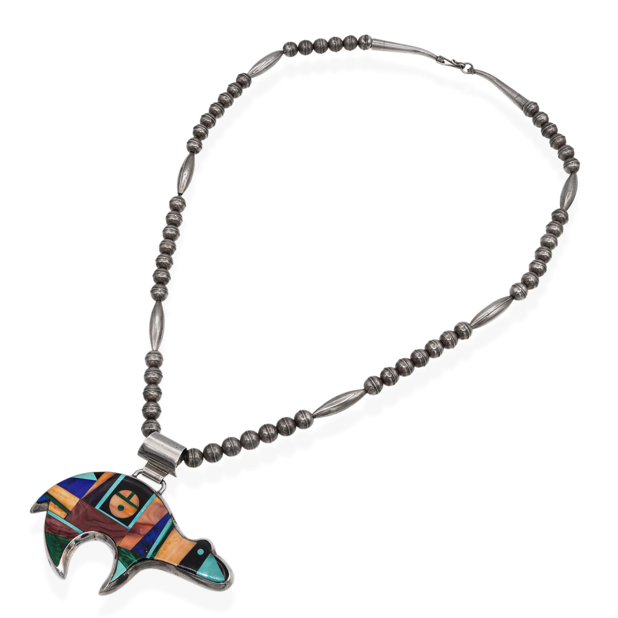 Navajo d'epoca Frank Yellowhorse in argento sterling, collana con orso intarsiato in più pietre In condizioni buone in vendita a New York, NY