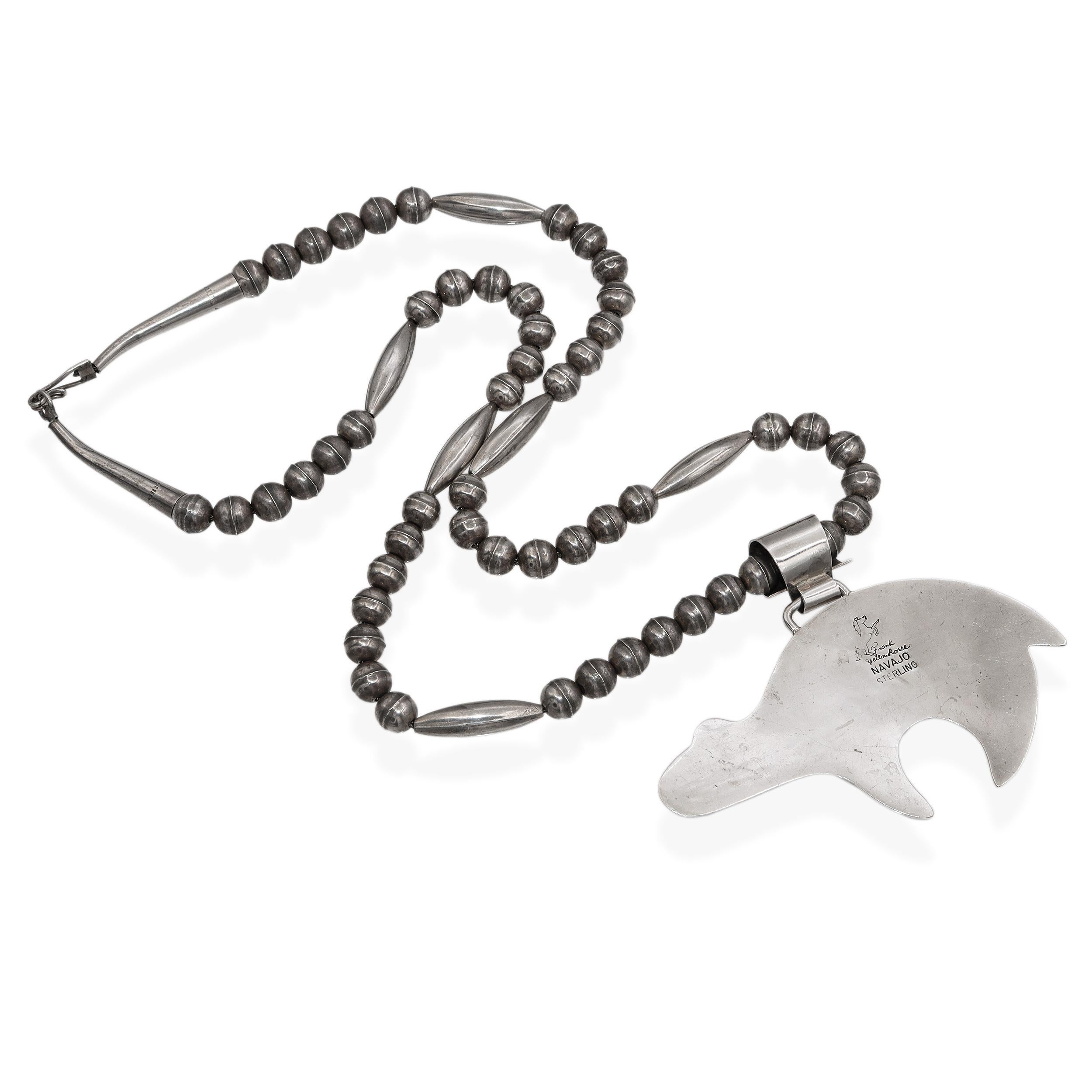 Donna Navajo d'epoca Frank Yellowhorse in argento sterling, collana con orso intarsiato in più pietre in vendita
