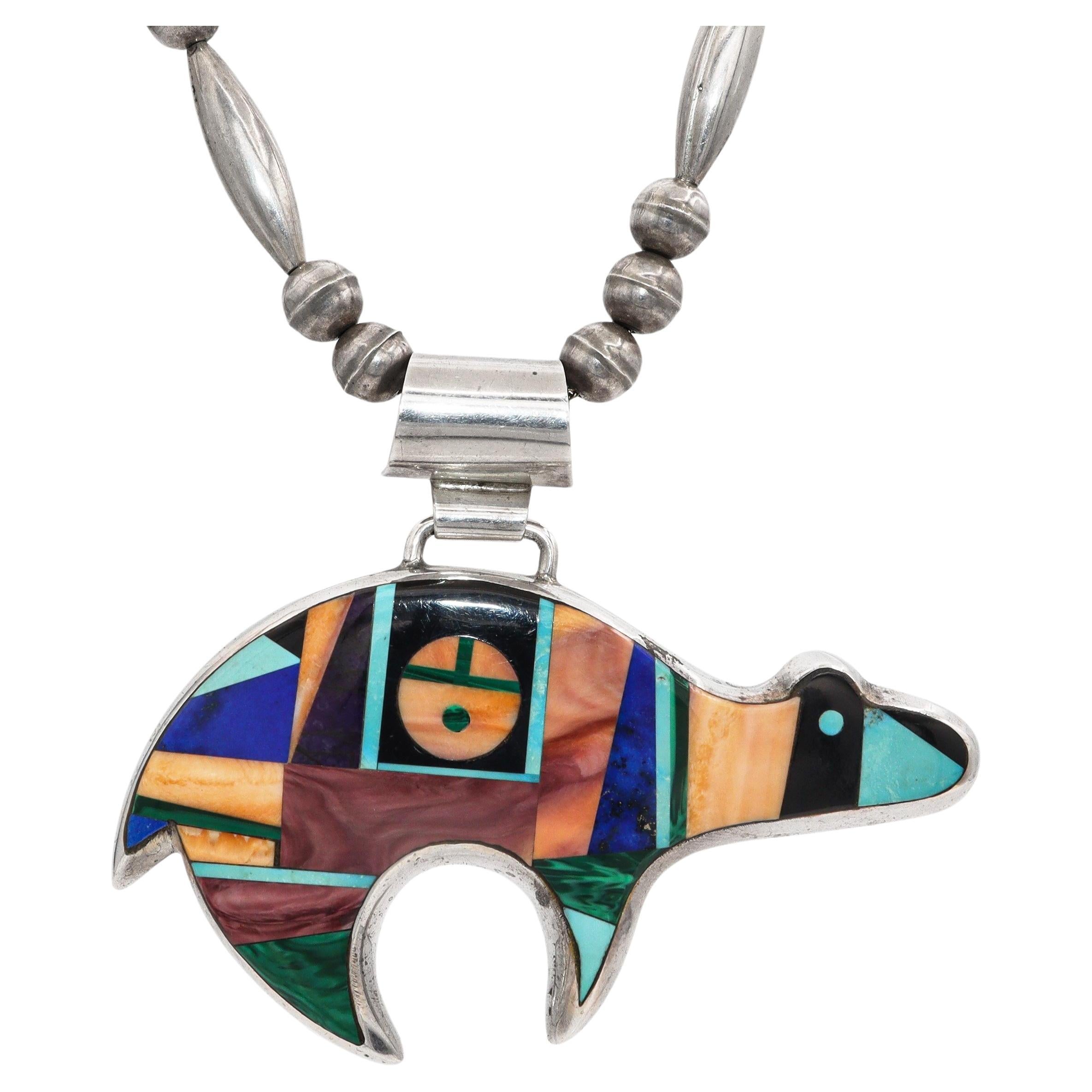Navajo d
epoca Frank Yellowhorse in argento sterling, collana con orso intarsiato in più pietre