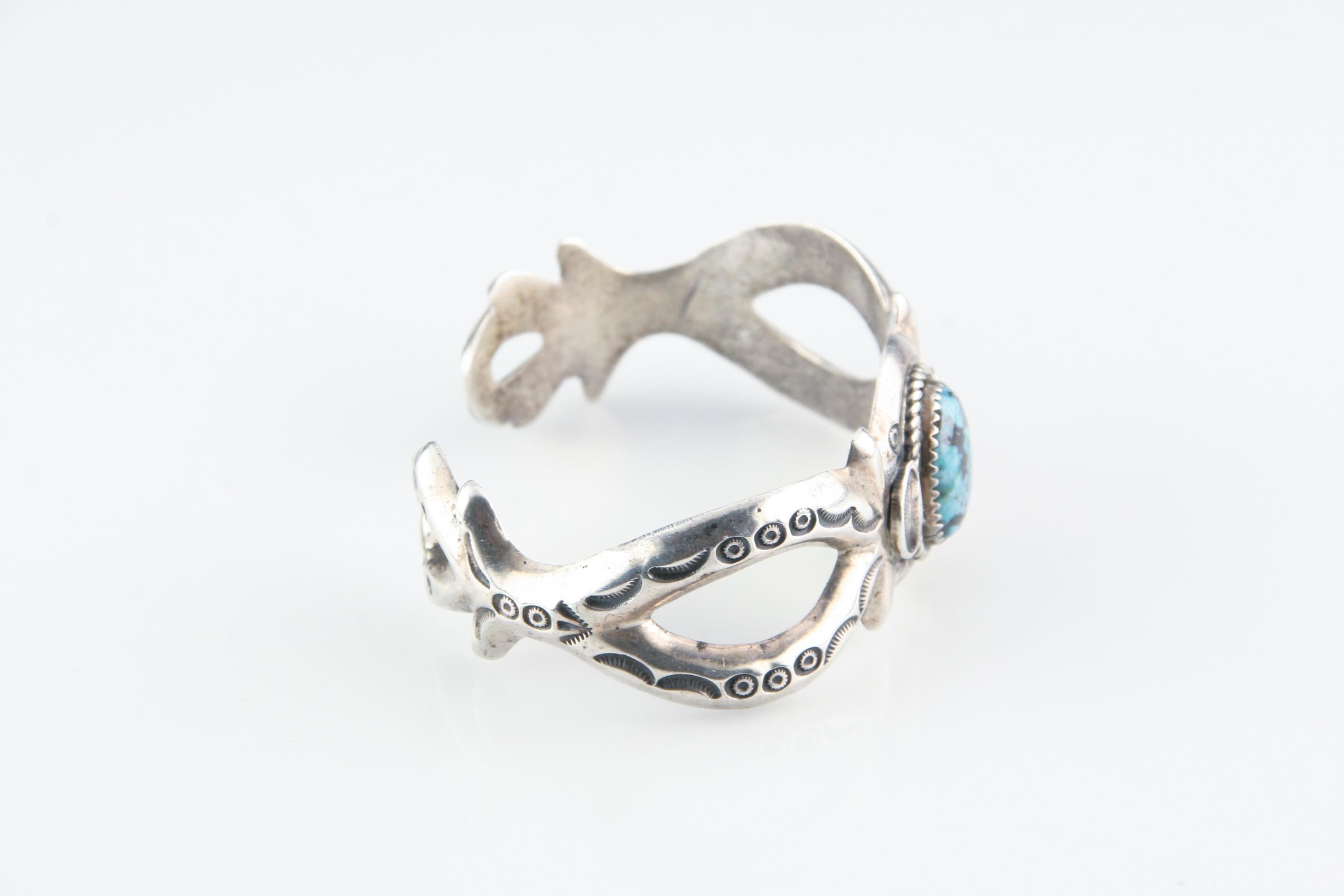 Splendido bracciale in argento massiccio dei nativi americani.
Un grande pezzo unico realizzato dall'incredibile designer Navajo, Gilbert Tom.
La pietra principale è un vivace cabochon di turchese incastonato.
Peso: 49,5 grammi.
Misura del polso: