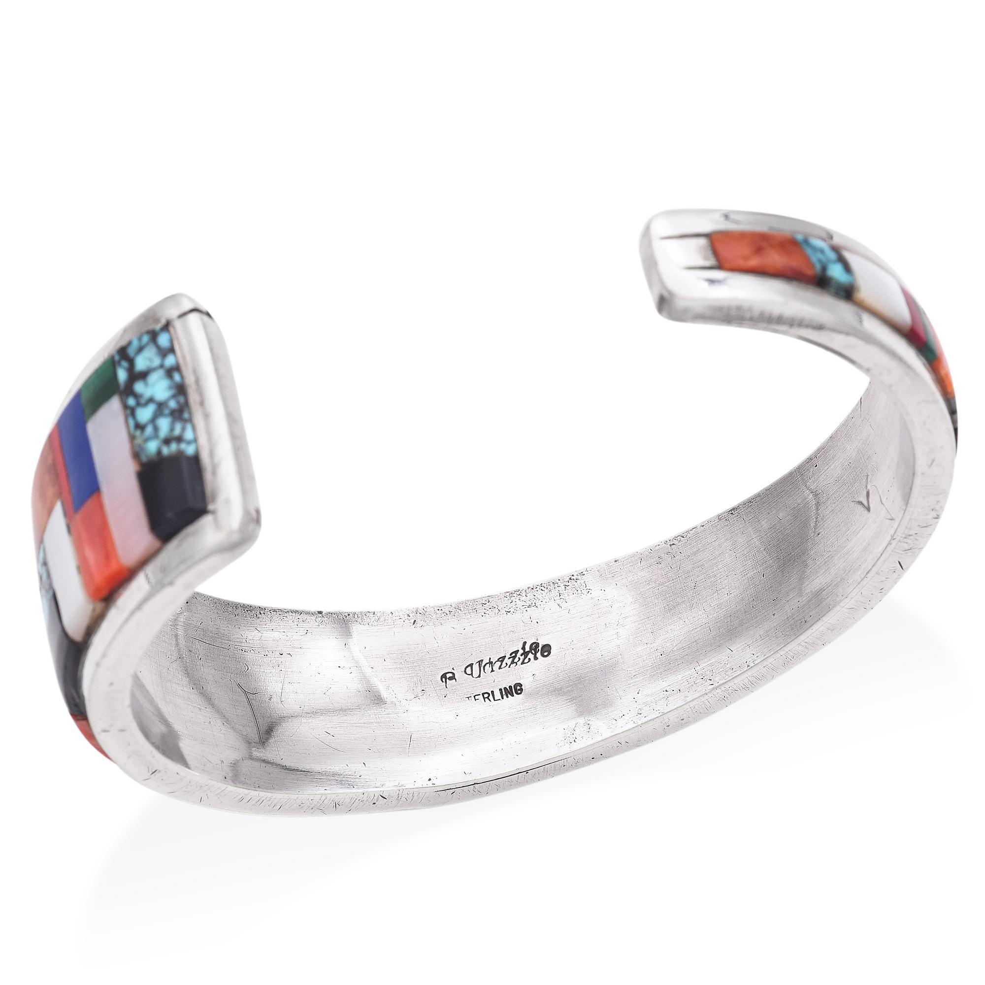 Donna Bracciale d'epoca Navajo Harry B. Yazzie in argento sterling con intarsio di pietre multiple in vendita