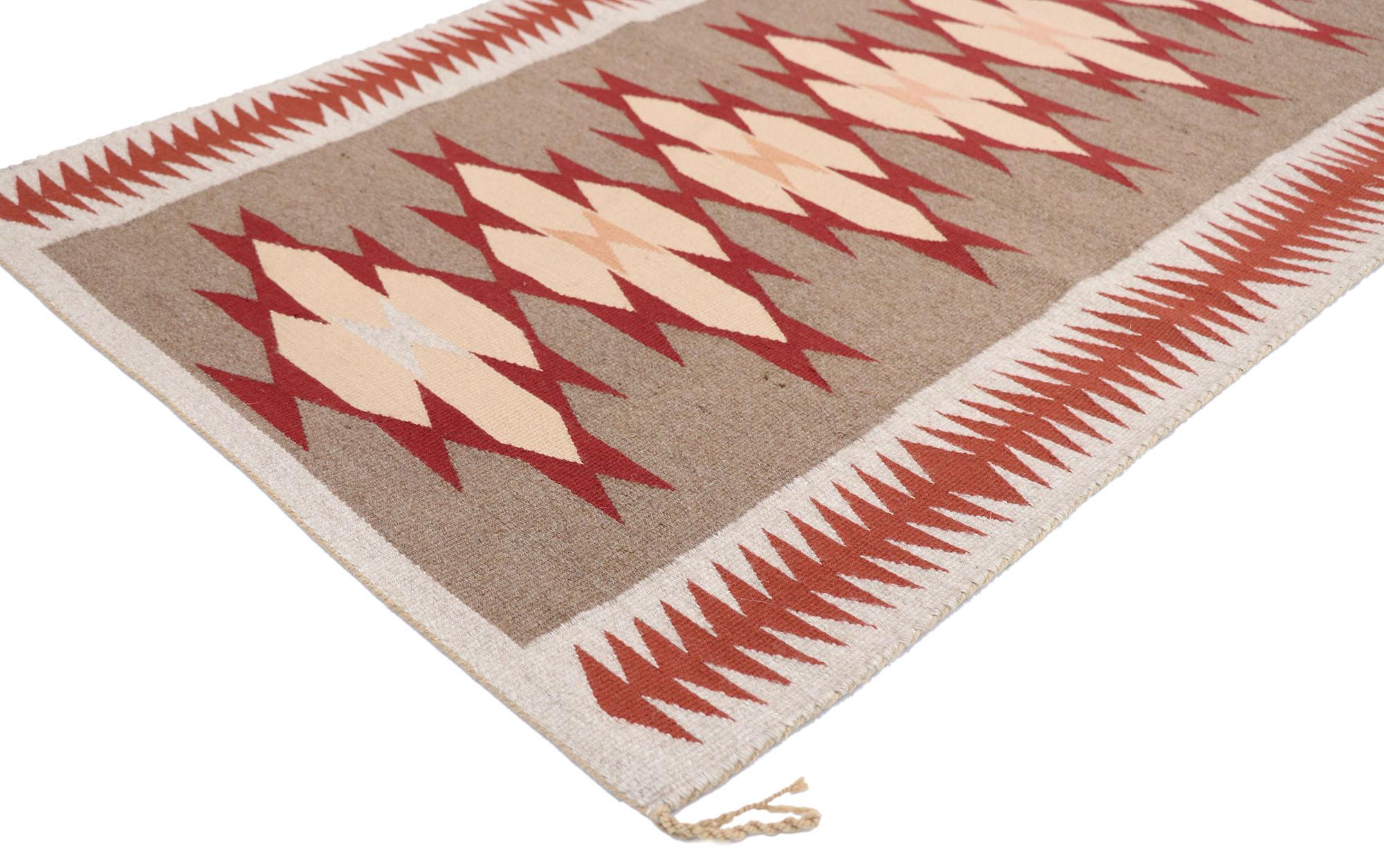 77867 Tapis Vintage Navajo Eye Dazzler, 02'09 x 03'11. Les tapis Navajo Eye Dazzler sont des textiles complexes fabriqués par le peuple Navajo dans le sud-ouest des États-Unis. Ils se caractérisent par leurs couleurs vives et leurs motifs
