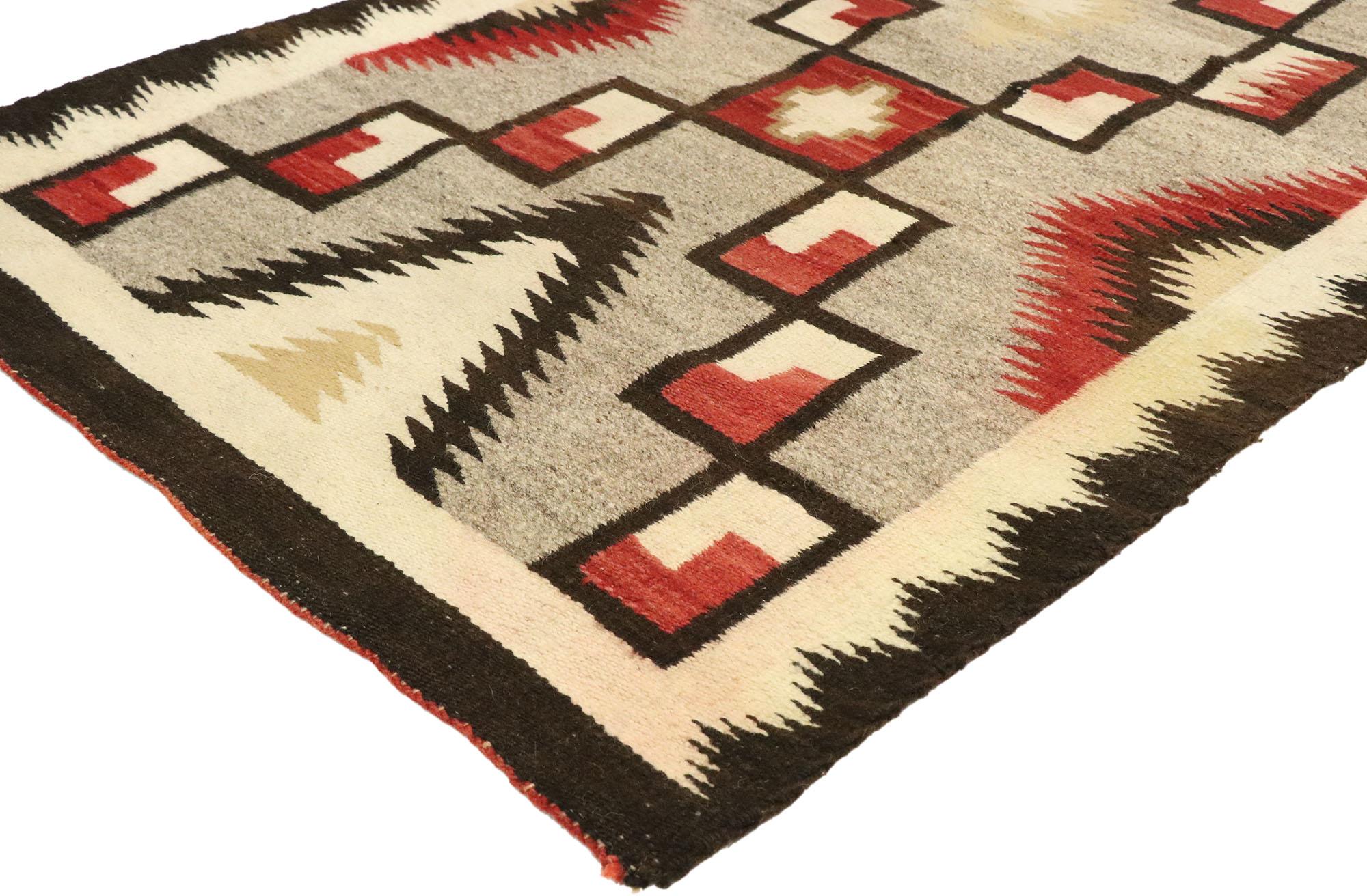77527, Vintage Navajo Kilim Teppich mit Two Grey Hills Stil 03'00 x 05'11. Mit seinem kühnen, ausdrucksstarken Design, seinen unglaublichen Details und seiner Struktur ist dieser handgewebte Vintage-Navajo-Kilim-Teppich aus Wolle eine fesselnde
