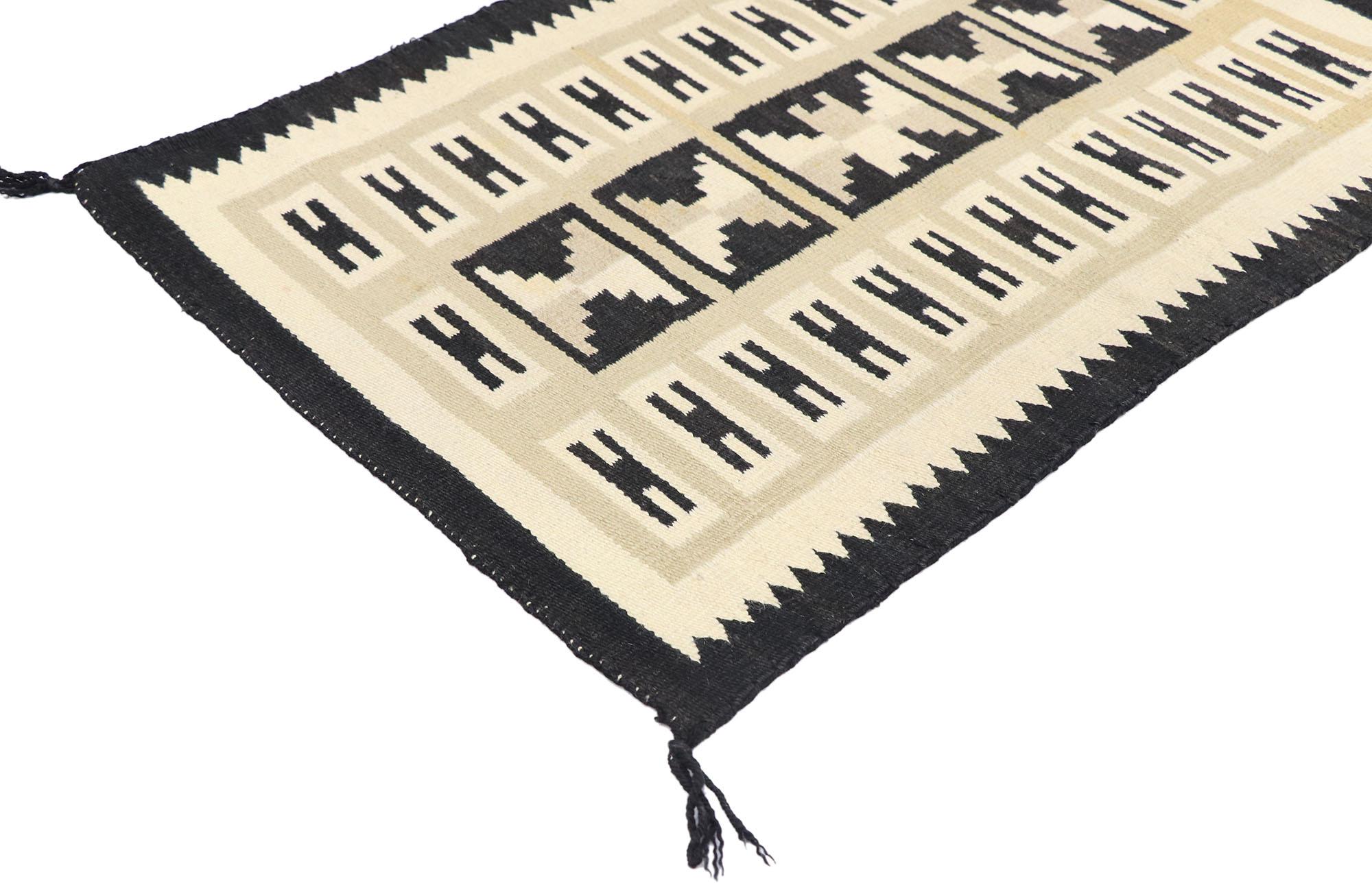 77776 Vintage Rug & Kilim Navajo, 02'02 x 03'01. Ce tapis Kilim vintage de style Navajo, méticuleusement tissé à la main en laine, reflète le mélange unique de tradition et de symbolisme qui caractérise le tissage d'inspiration Navajo. Le champ du