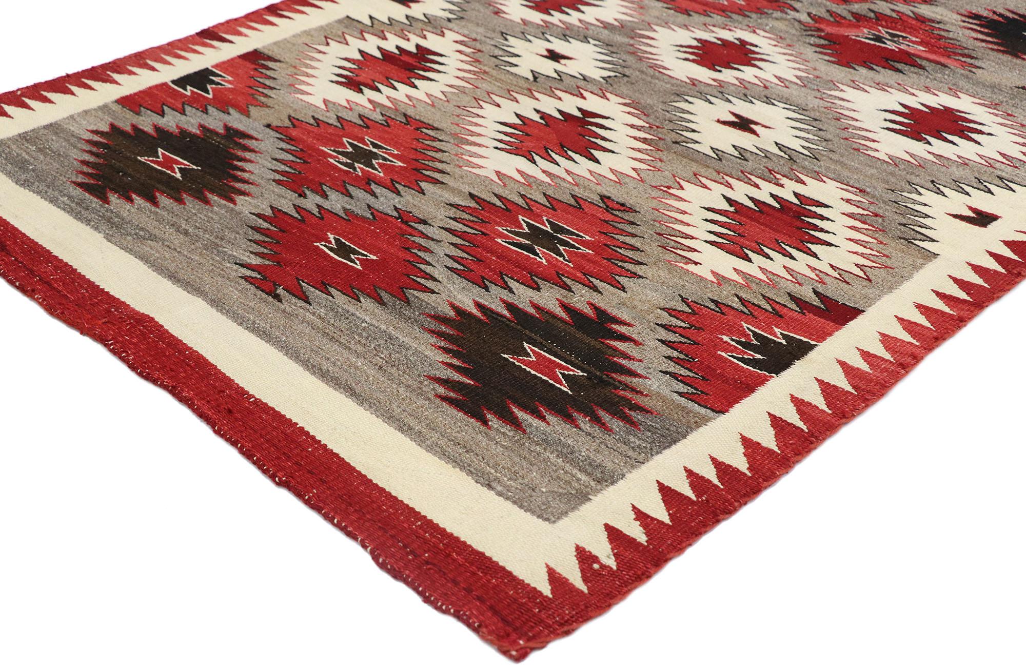 77765 vintage Navajo Kilim rug with two grey hills style 03'02 x 04'04. Avec son design expressif et audacieux, ses détails et sa texture incroyables, ce tapis Kilim Navajo vintage en laine tissé à la main est une vision captivante de la beauté