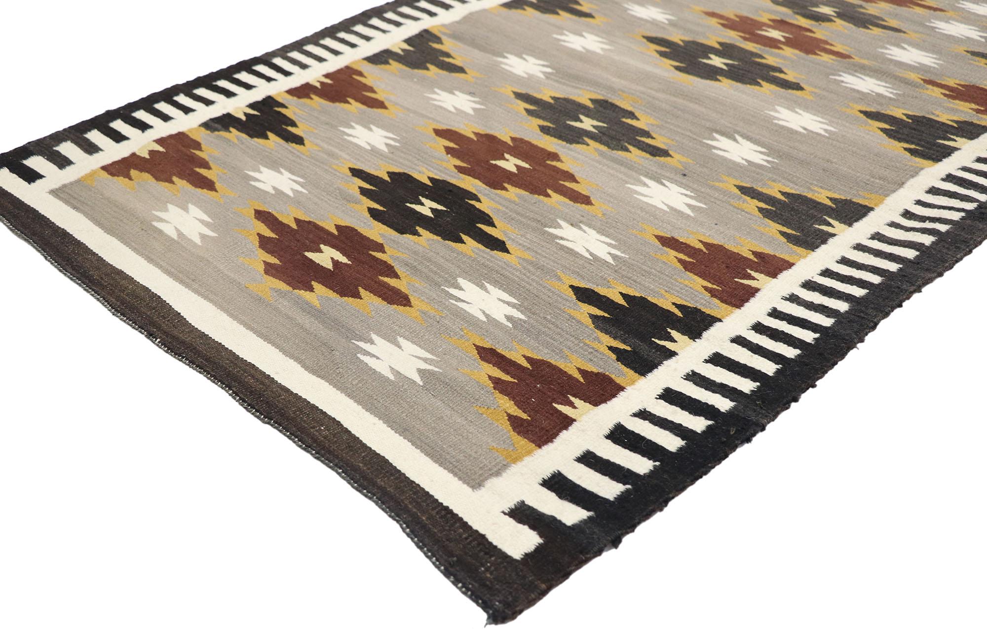77869 Kilim Vintage Chinle Navajo-Style, 03'00 x 04'05. Tissé au milieu des mesas de grès rouge et des bosquets de piñon balayés par le vent du nord-est de l'Arizona, ce kilim en laine Chinle de style Navajo tissé à la main émerge du cœur du