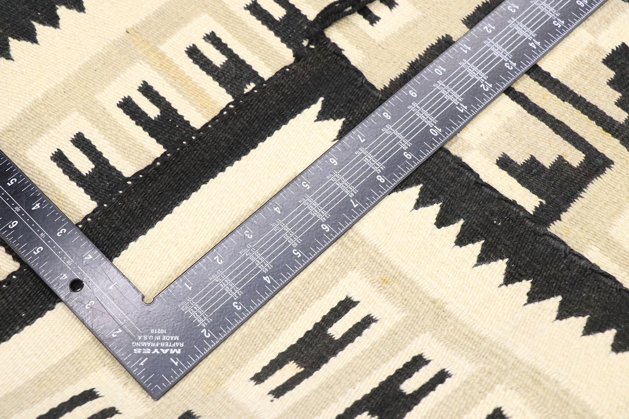 Tissé à la main Tapis Kilim Navajo vintage avec deux collines grises de style en vente