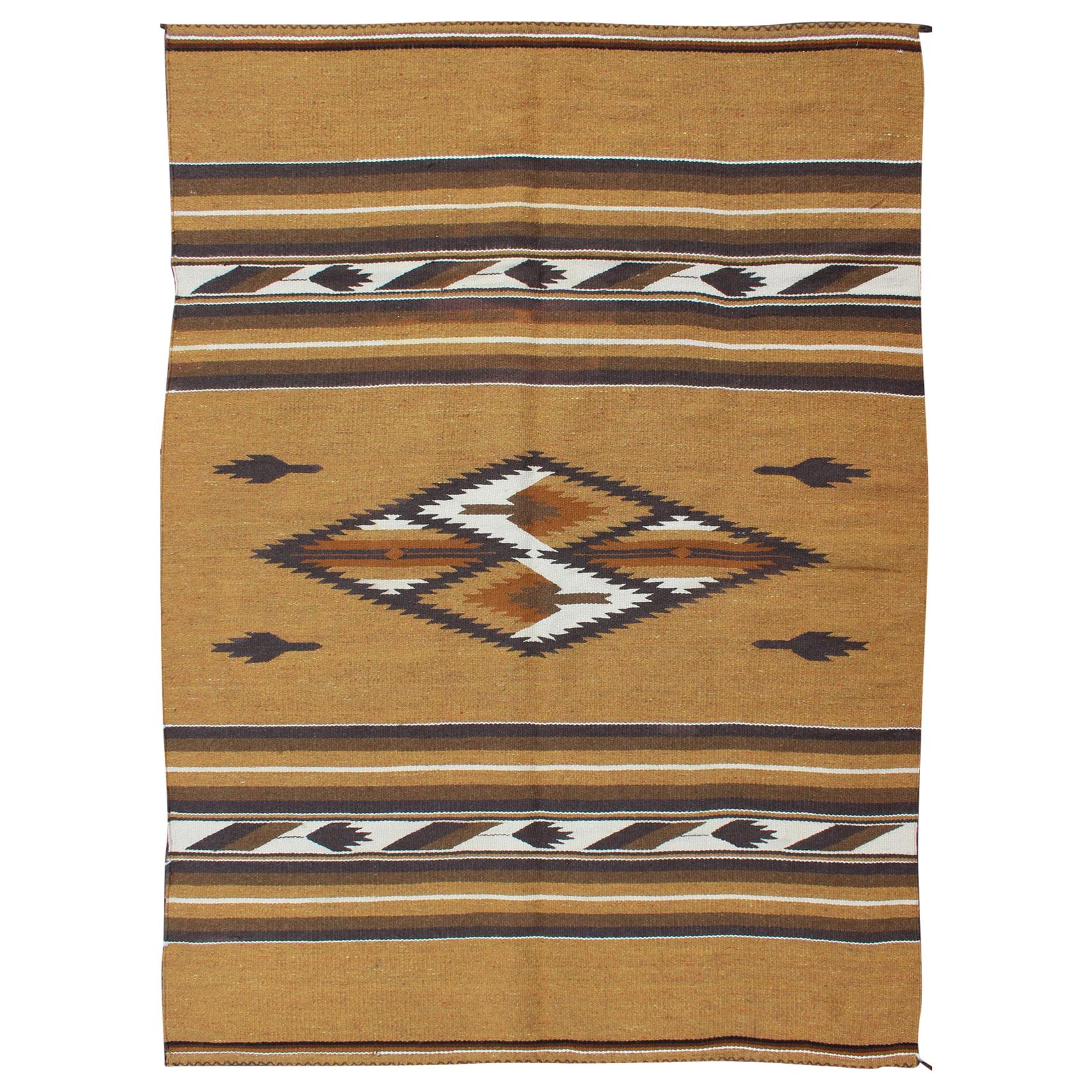Kilim Navajo vintage au design tribal dans des tons terreux