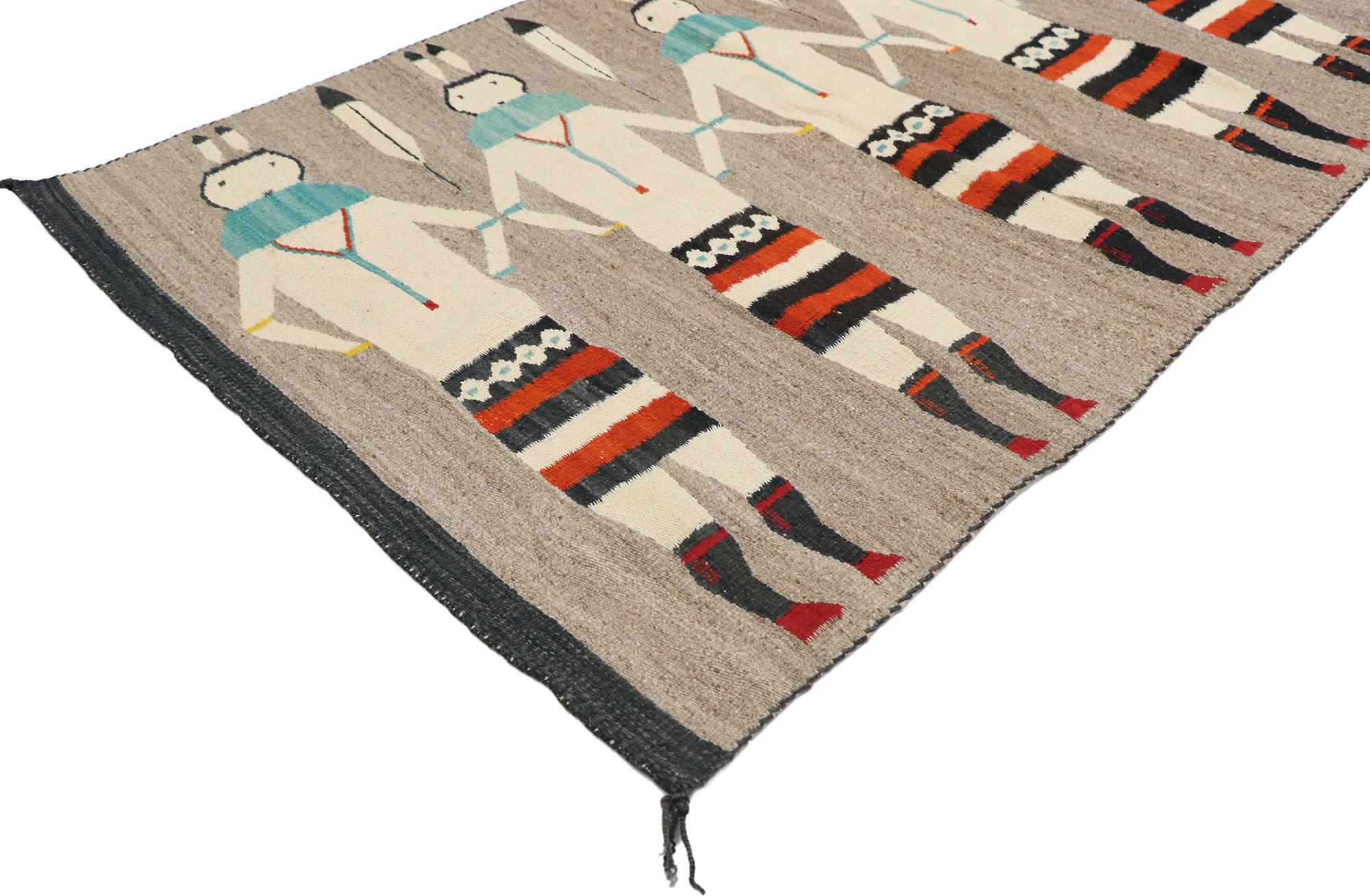 77768 Vintage Navajo Kilim Yeibichai Teppich mit Southwestern Folk Art Style 02'11 x 04'04. Dieser handgewebte Yeibichai-Teppich aus alter Navajo-Wolle mit seinen winzigen Details und dem ausdrucksstarken Design in Kombination mit den leuchtenden