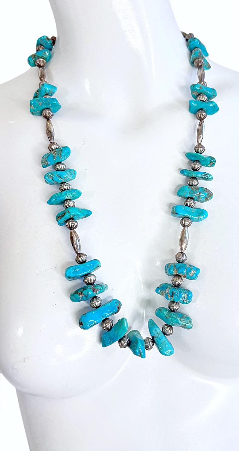Atrevido, hermoso e innegablemente del Sudoeste, este collar vintage Navajo de pepitas de turquesa es una pieza intemporal. Con vibrantes piedras de turquesa azul cielo y verde azulado, cada pepita muestra vetas y matrices naturales, con un pulido