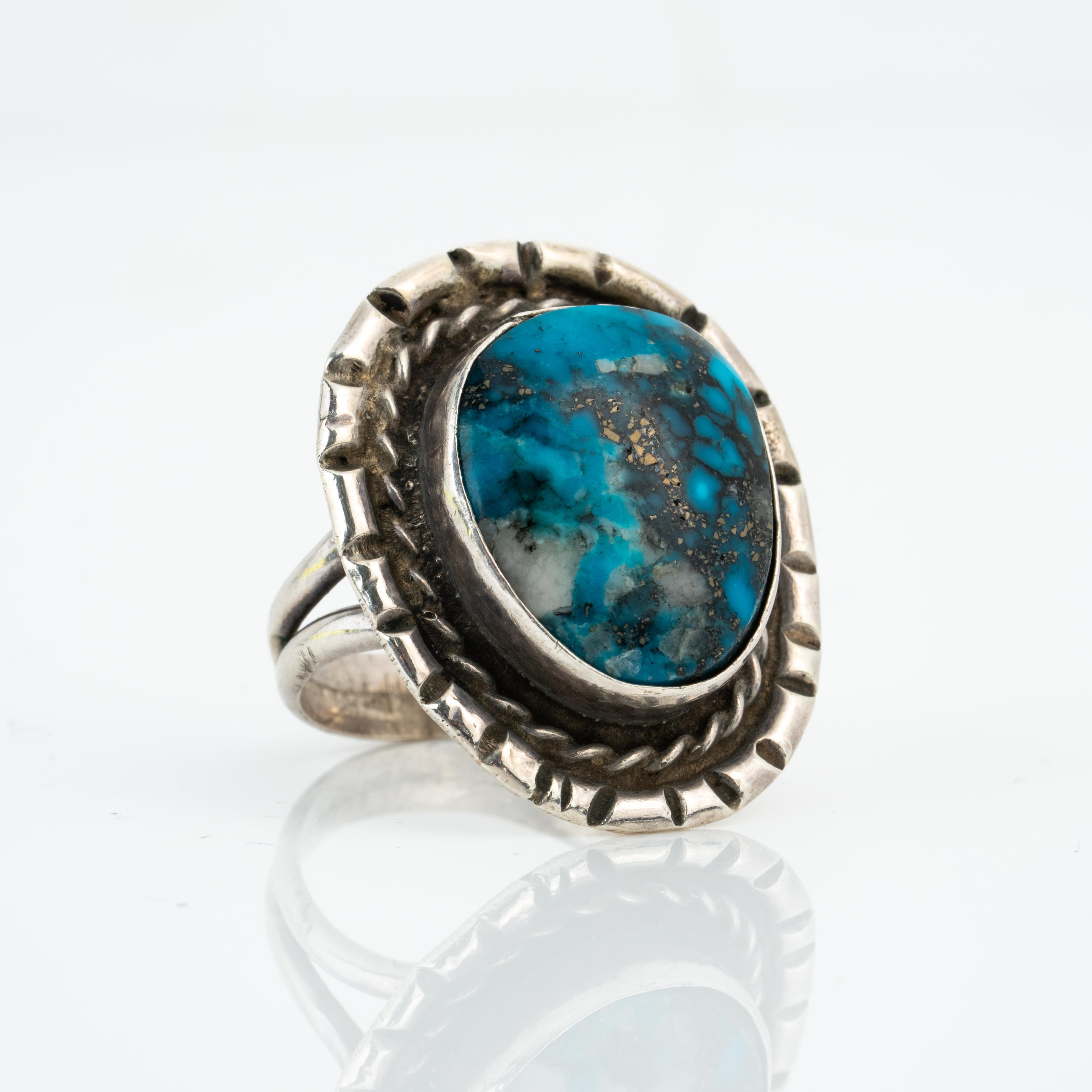 Vintage Navajo Silver and Apache Blue Turquoise Ring
A wonderful handmade Navajo Native American ring from the 1970s - hand engraved rope detail surrounds beautiful Apache Blue Turquoise.
Size 7, 7.25
8.47 grams
Top of Ring dimensions:
length: