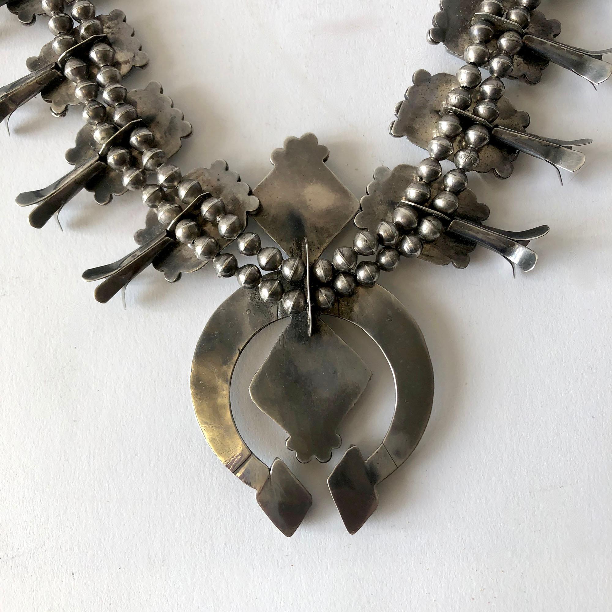 Vintage Navajo Native American Silber natürlicher Türkis Squash Blossom Halskette, Vintage (Carréeschliff)
