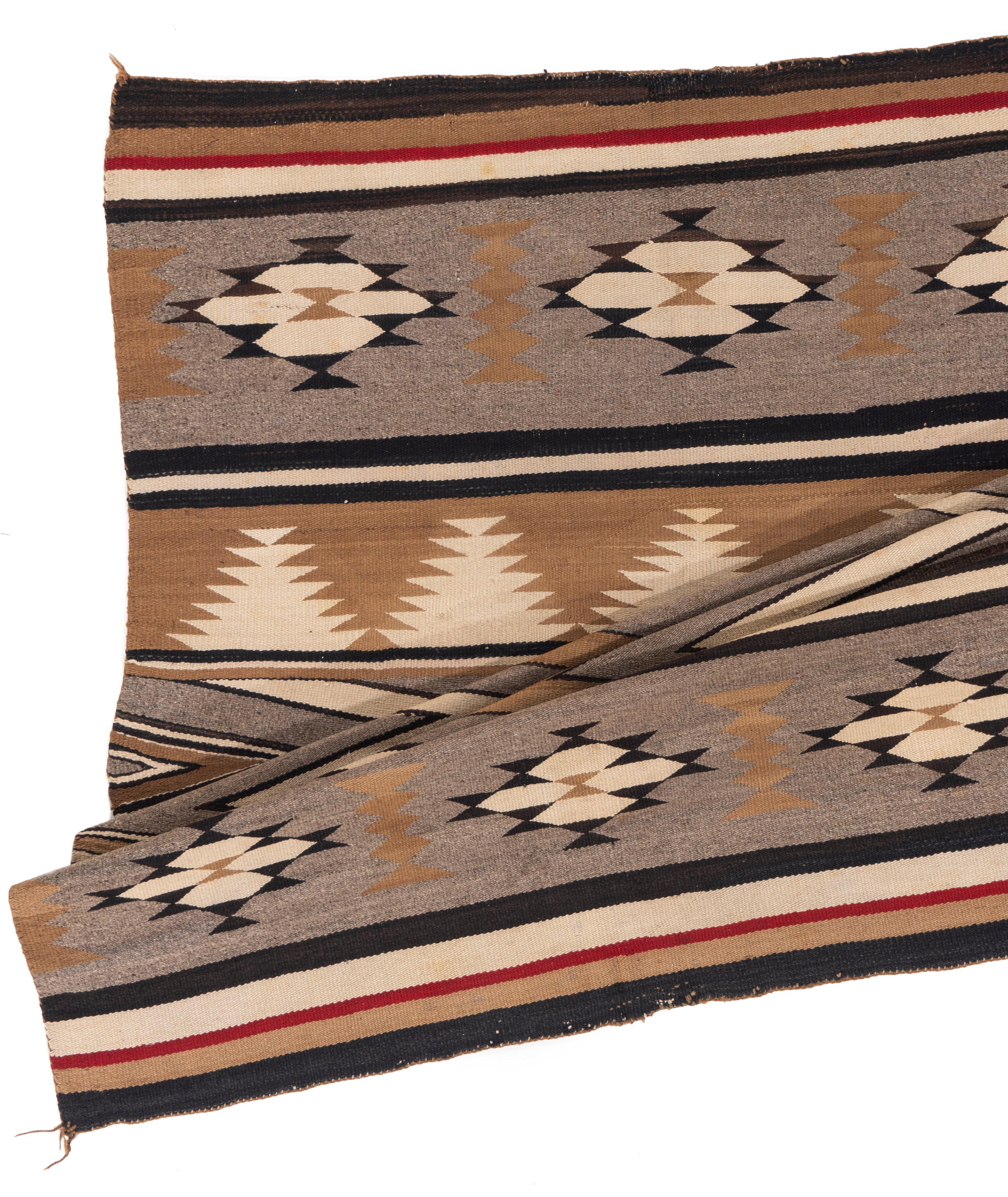 Alfombra Navajo Vintage 3'9 X 5'4. Los navajos suelen ser de tamaño esparcido y las piezas más grandes, de tamaño de habitación, son a la vez extremadamente raras y muy deseables . Tan de moda como coleccionables, las alfombras tradicionales navajo,