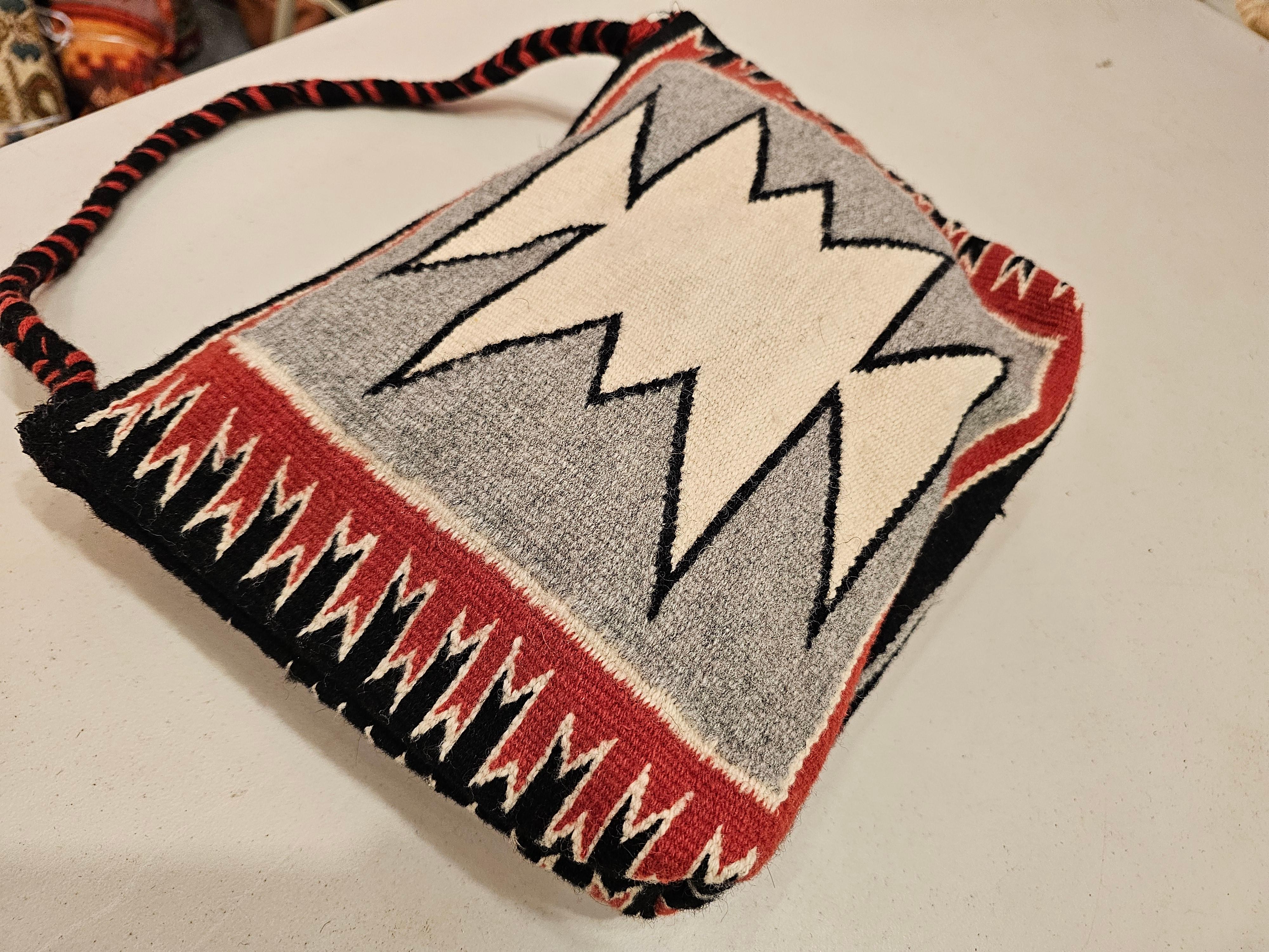 Vintage Navajo-Teppichtasche im Vintage-Stil mit Diamantmuster in Elfenbein, Rot, Grau und Schwarz (20. Jahrhundert) im Angebot