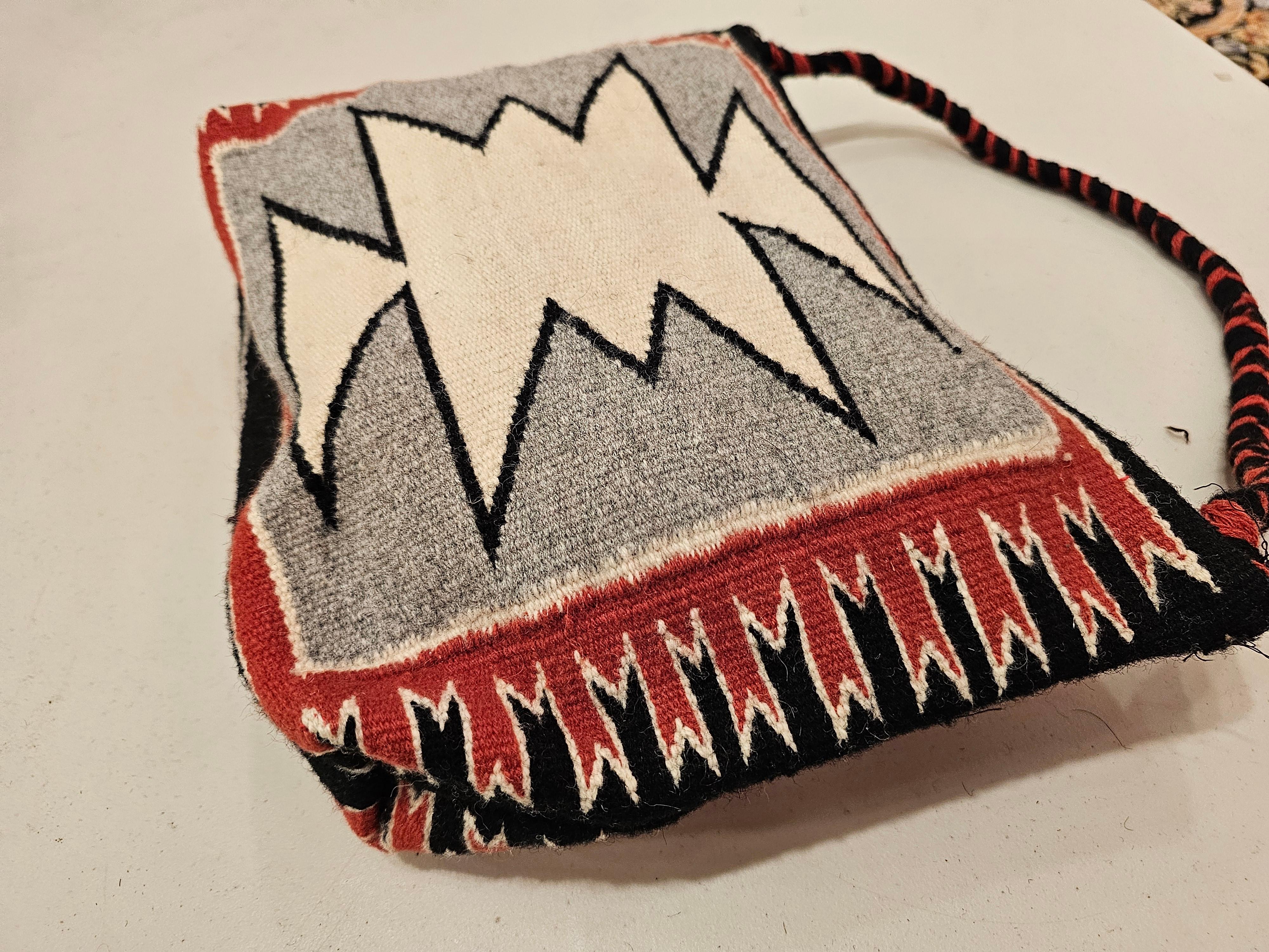 Vintage Navajo-Teppichtasche im Vintage-Stil mit Diamantmuster in Elfenbein, Rot, Grau und Schwarz im Angebot 1