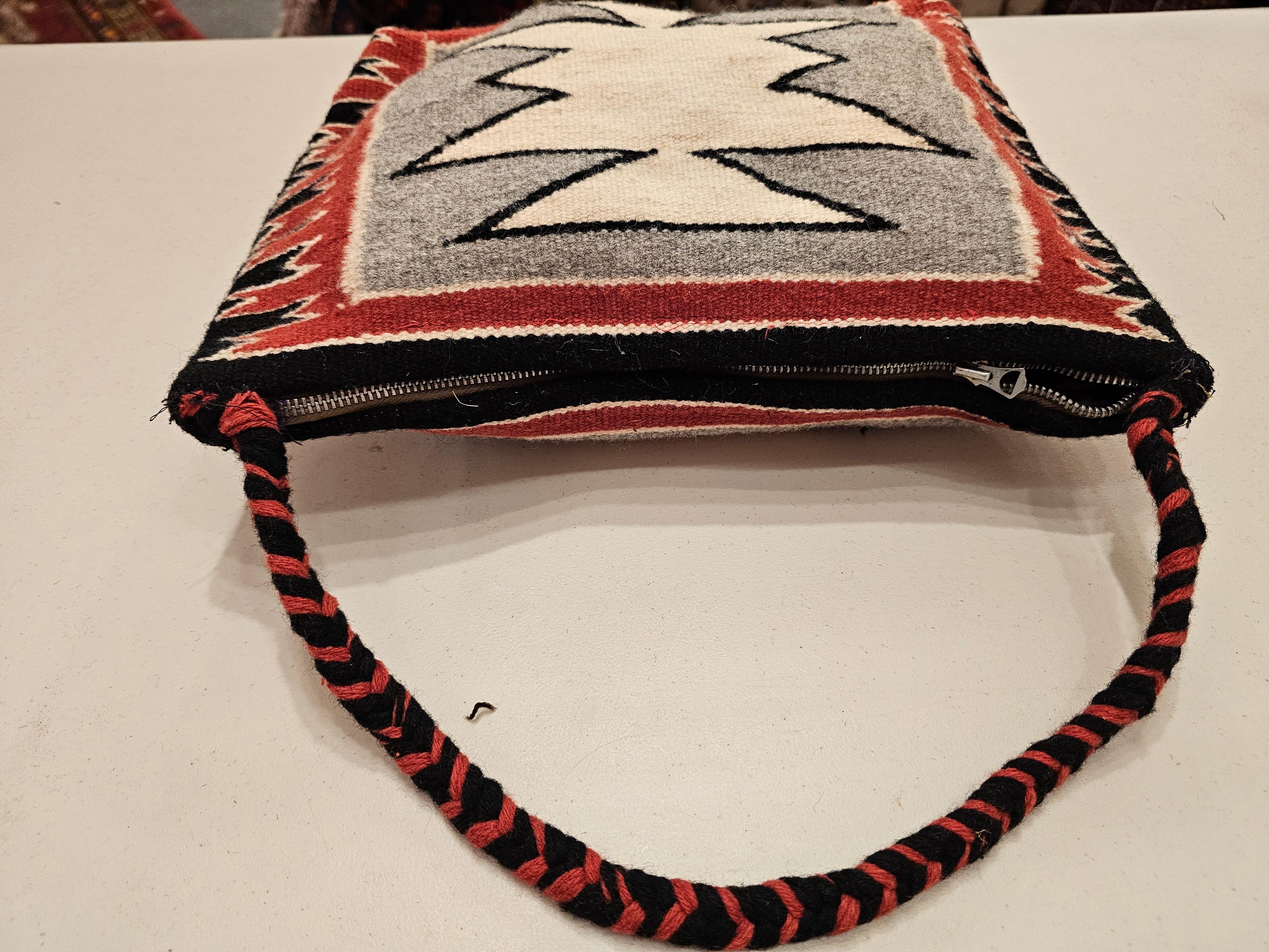 Vintage Navajo-Teppichtasche im Vintage-Stil mit Diamantmuster in Elfenbein, Rot, Grau und Schwarz im Angebot 2